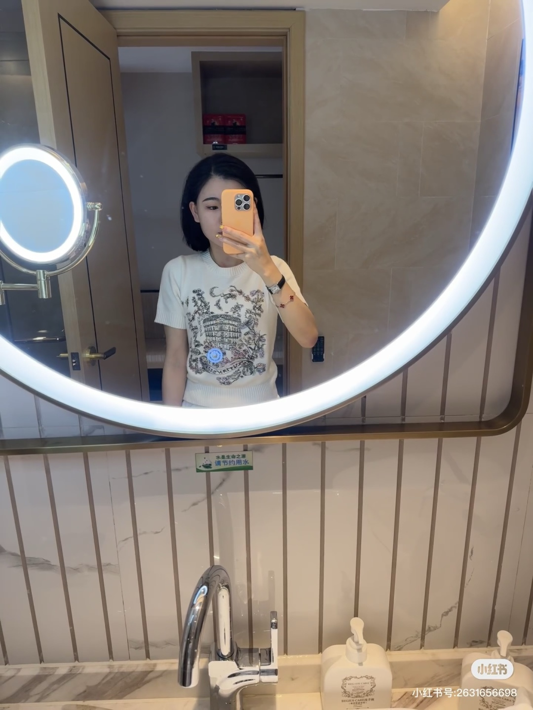 🆕D家🆕 早春新款 撞色房屋刺绣圆领针织短袖颜色：白色尺码：36.38.40
