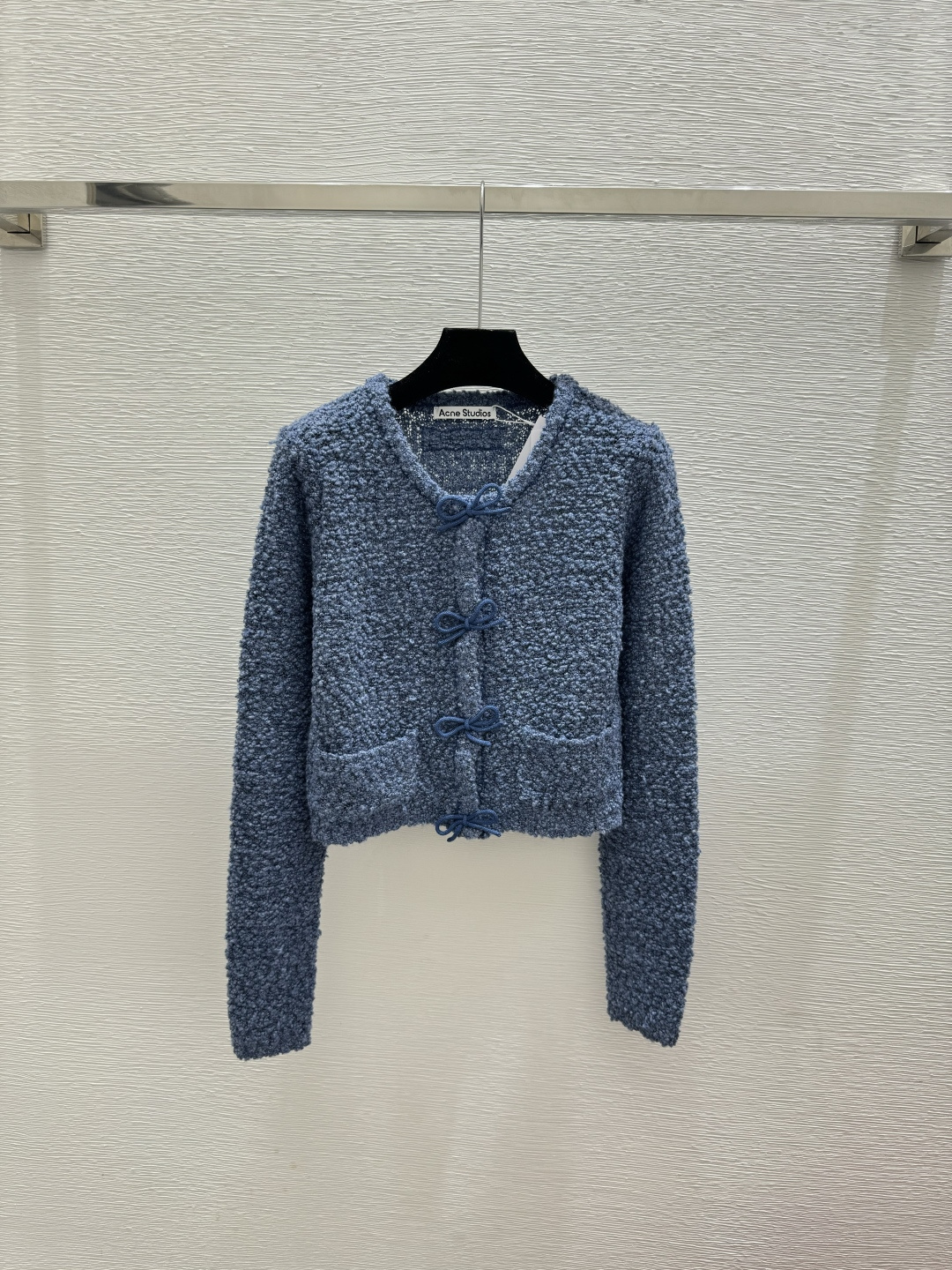 🆕Acne家🆕 早春新款 纯色简约圆领针织长袖开衫颜色：蓝色尺码：36.38.40