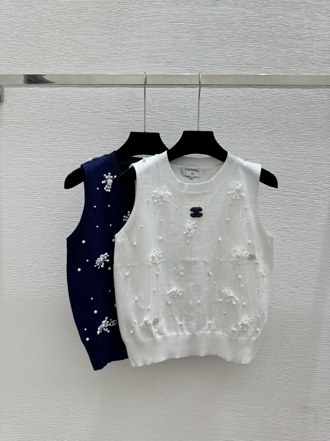 🆕CH家🆕 早春新款 纯色重工钉珠圆领针织背心颜色：白色 宝蓝尺码：36.38.40