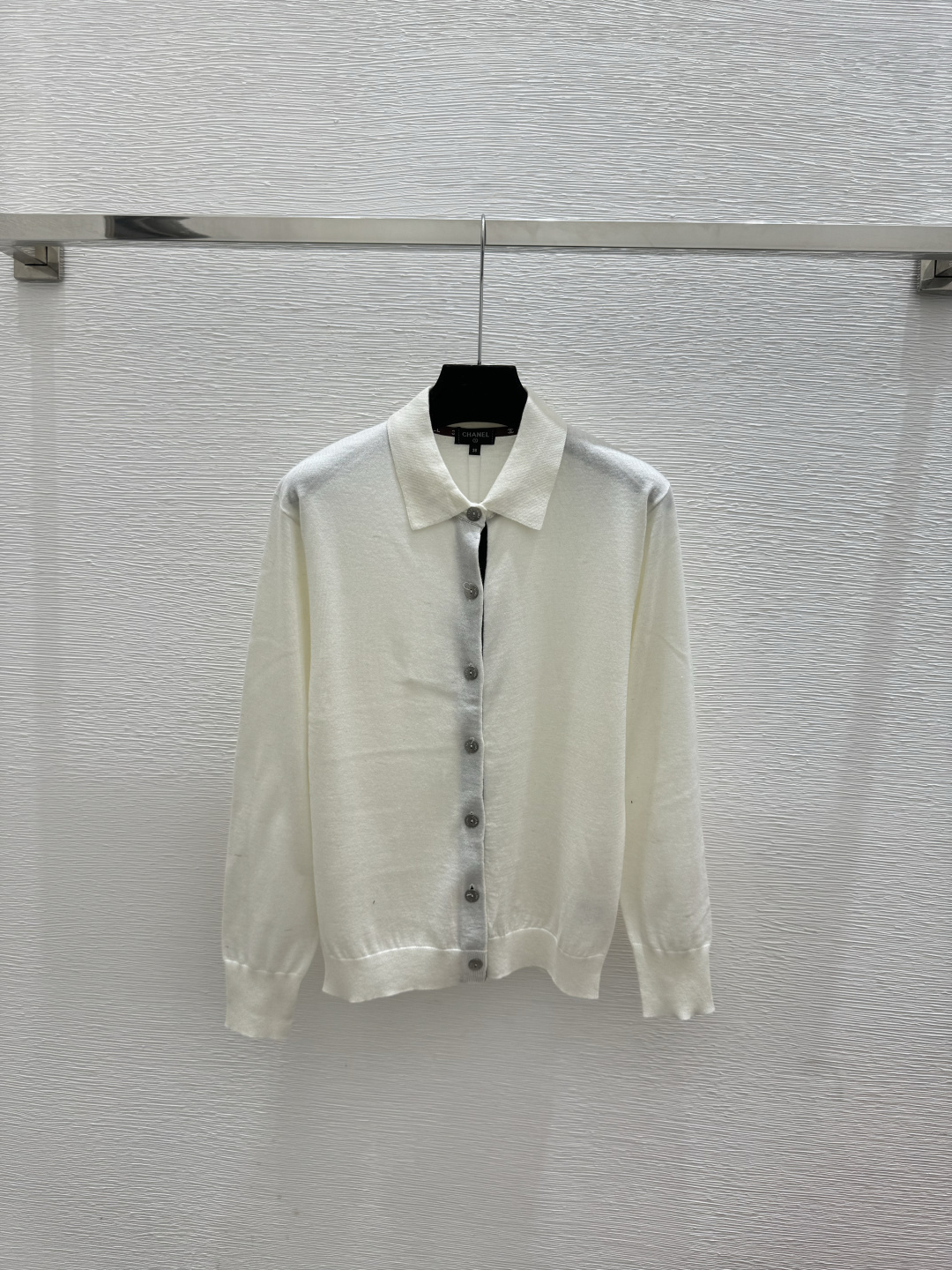 🆕CH家🆕 早春新款 纯色翻领简约针织长袖开衫颜色：白色 黑色尺码：36.38.40