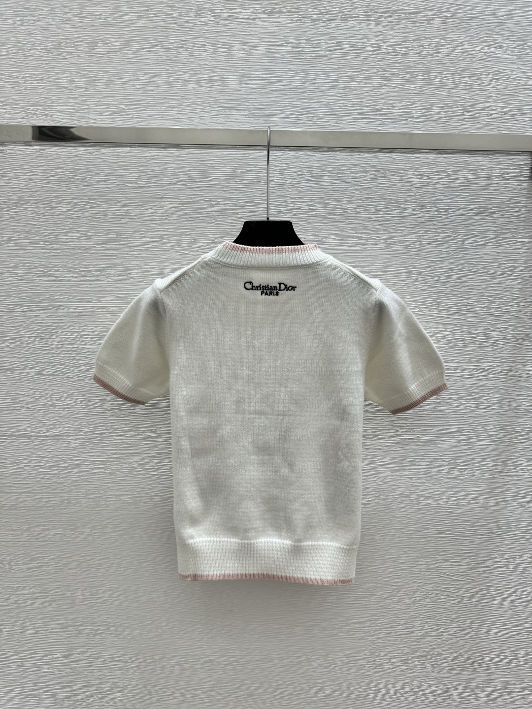 🆕D家🆕 早春新款 撞色蝴蝶刺绣圆领针织短袖颜色：白色 粉色 蓝色尺码：36.38.40