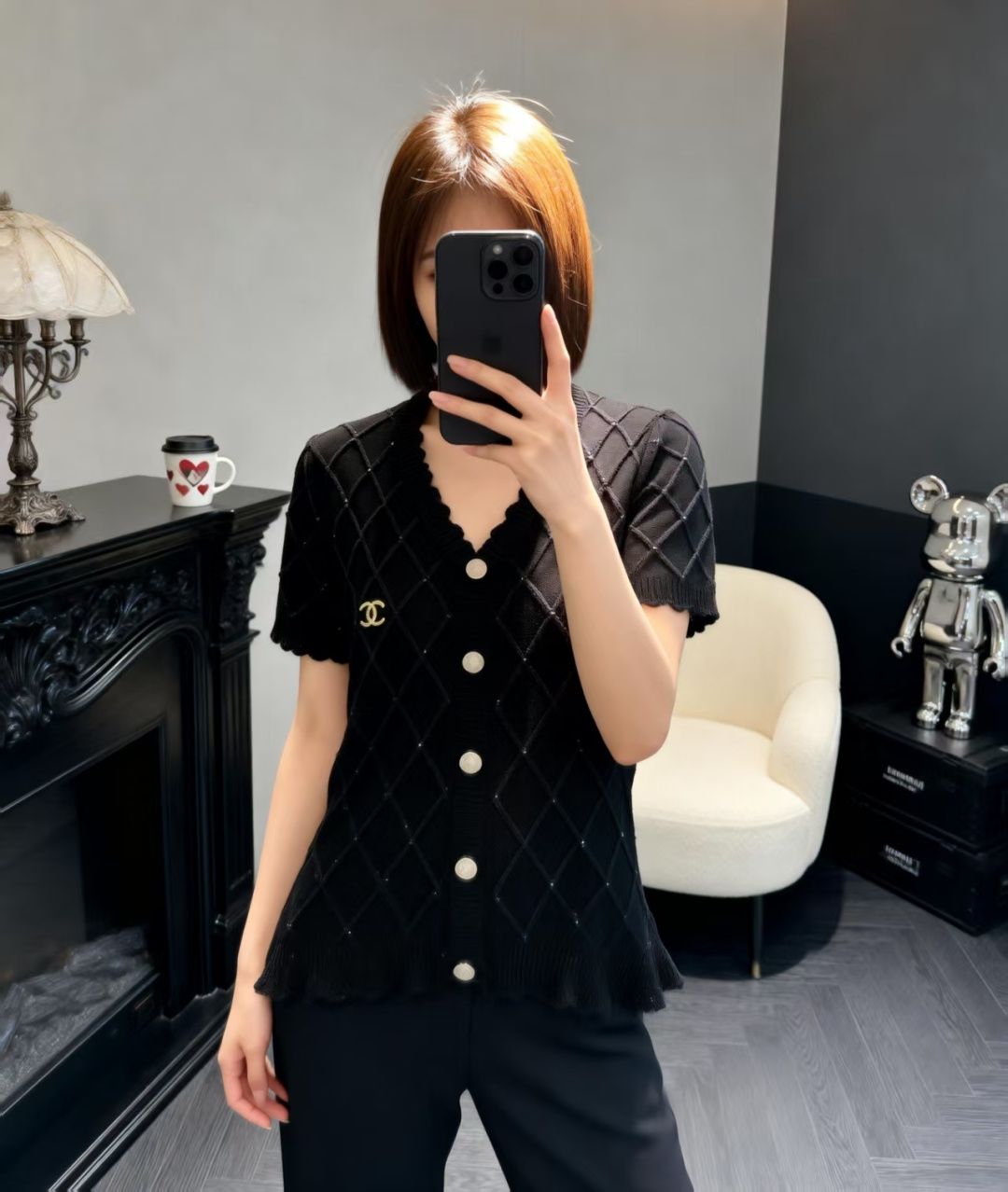 🆕CH家🆕 早春新款 纯色菱格珠片V领针织长袖开衫颜色：白色 黑色尺码：36.38.40