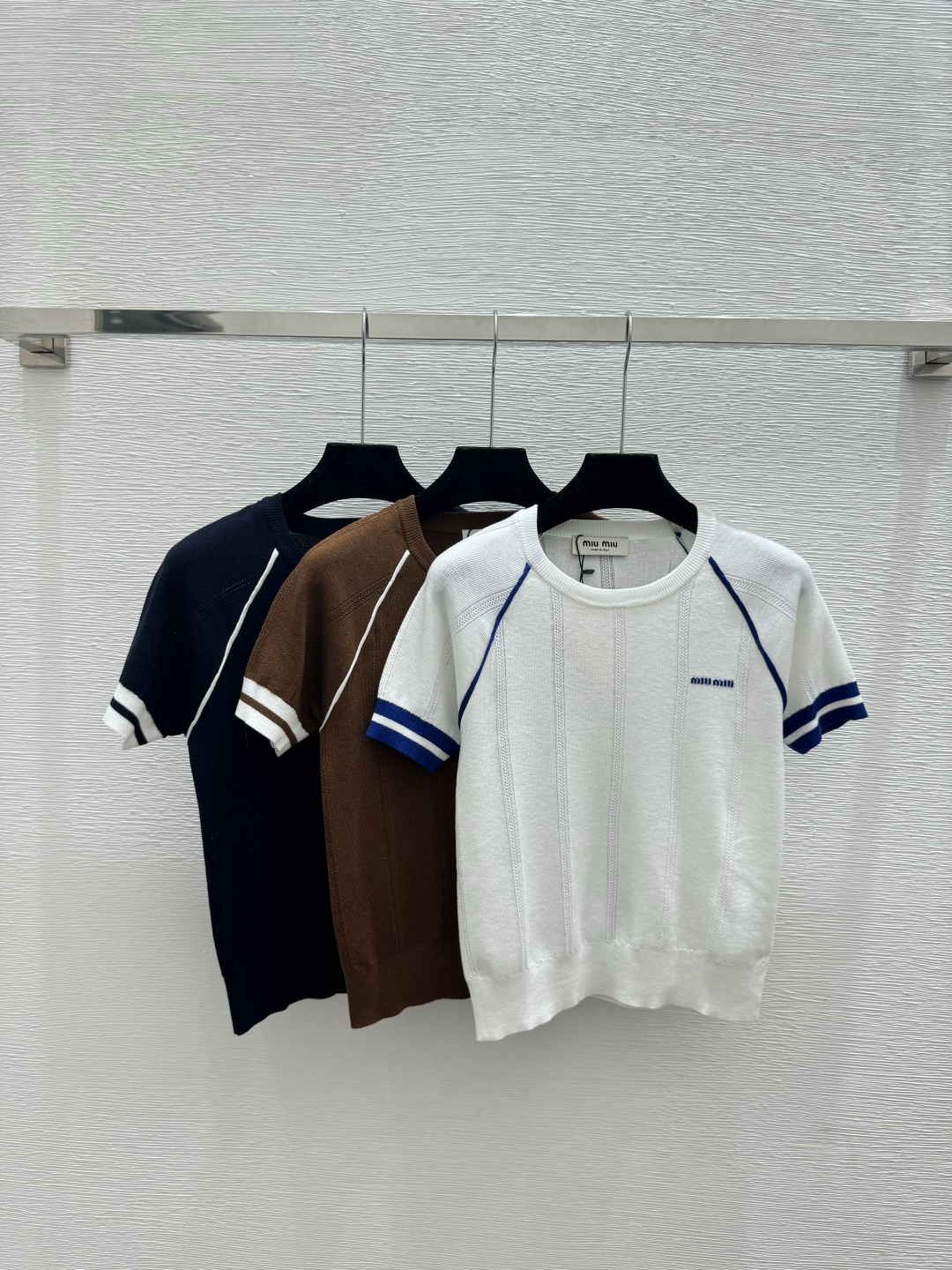 NO:758910,M family early spring new style, contrasting simple hollow knitted short-sleeves, color white, coffee, sapphire blue, size 36.38.40,, T-shirt,19860909M家 早春新款 撞色简约镂空针织短袖 颜色白色 咖啡 宝蓝 尺码36.38.40,,T-shirt,,Women's clothing