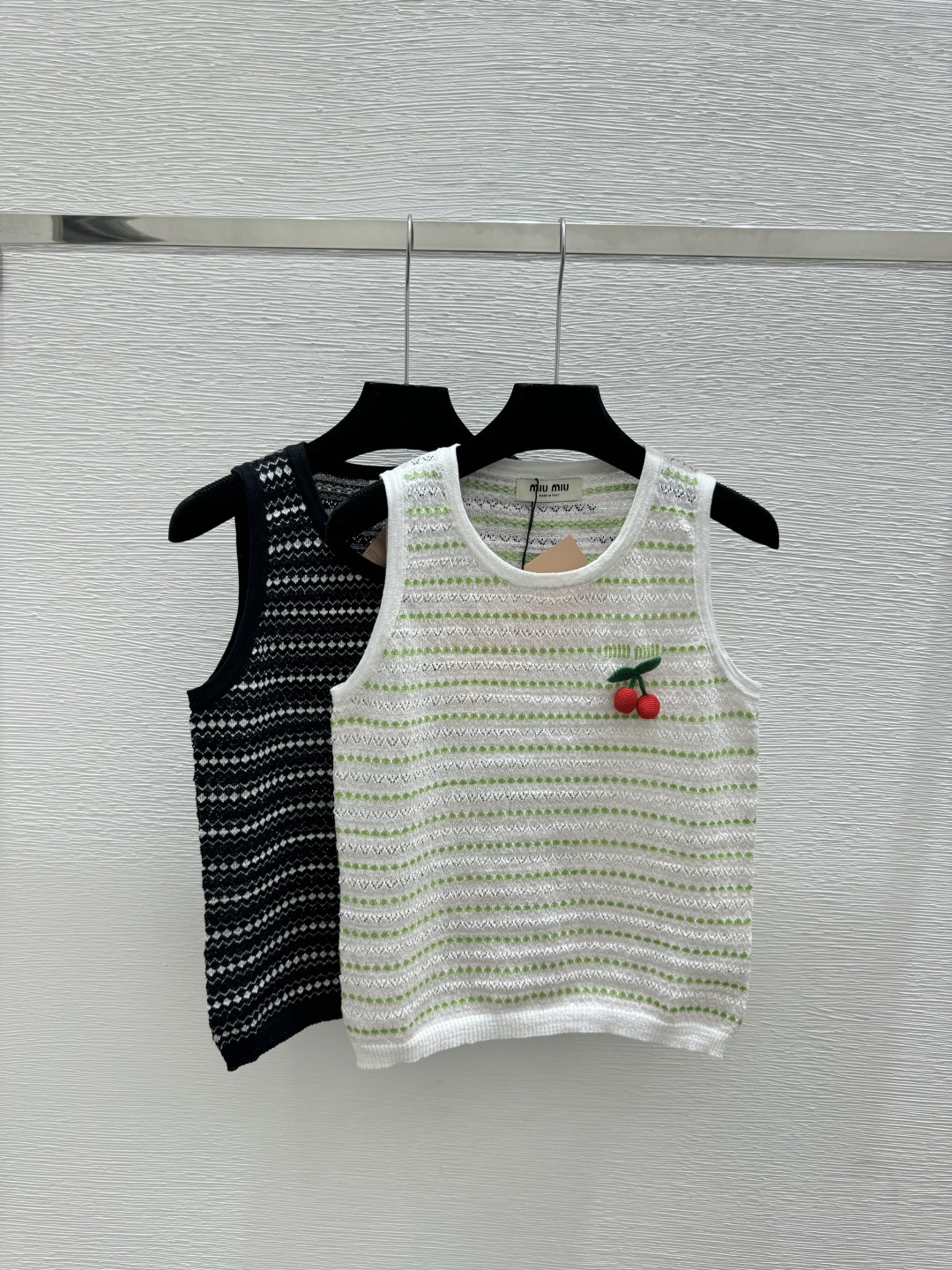 NO:758880,M's new early spring style contrasting striped hollow round neck knitted vest color white black size 36.38.40,,19860909M家 早春新款 撞色条纹镂空圆领针织背心 颜色白色 黑色 尺码36.38.40,,,Women's clothing