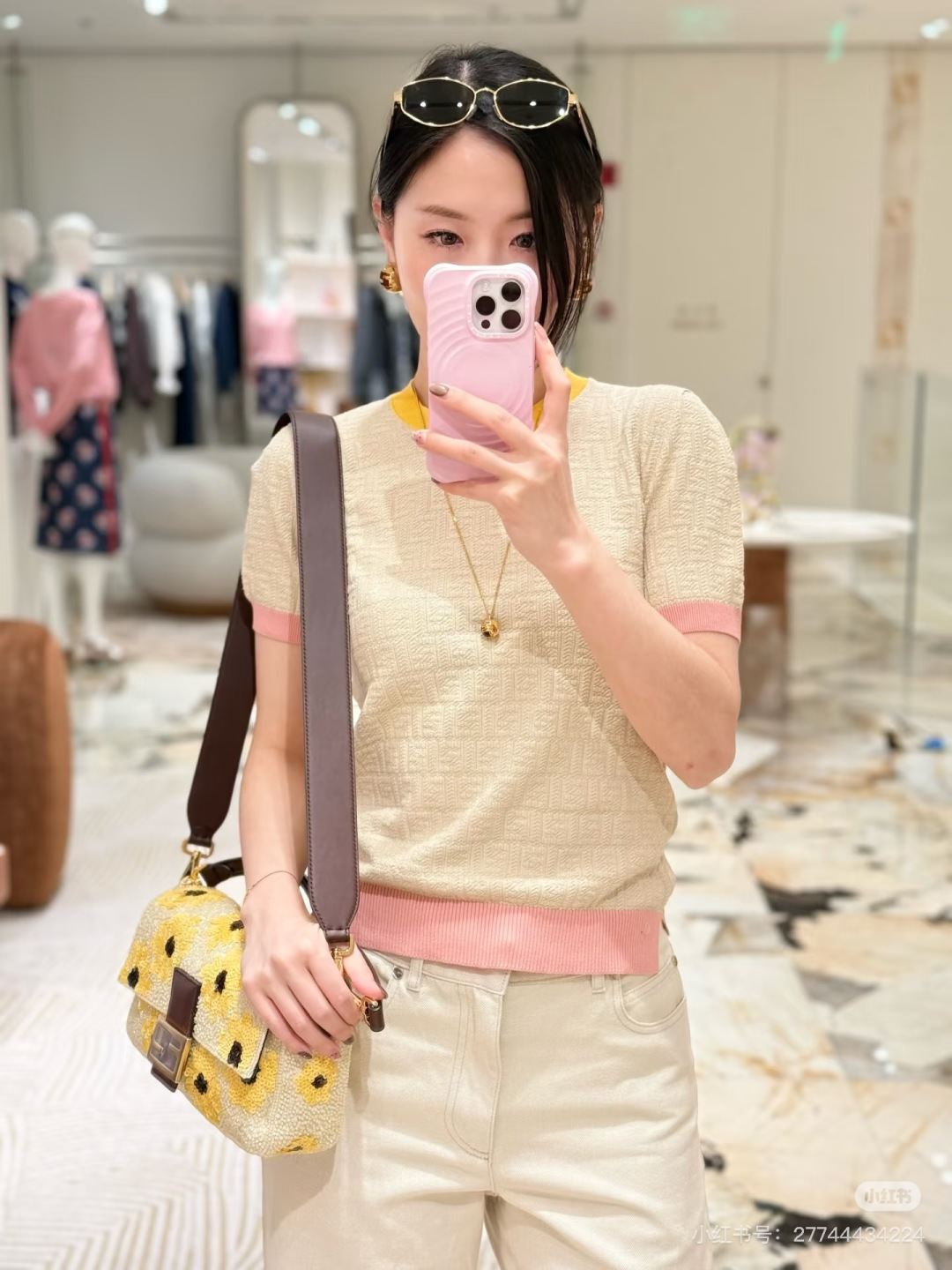 🆕F家🆕 早春新款 撞色老花字母圆领针织短袖颜色：杏色尺码：36.38.40
