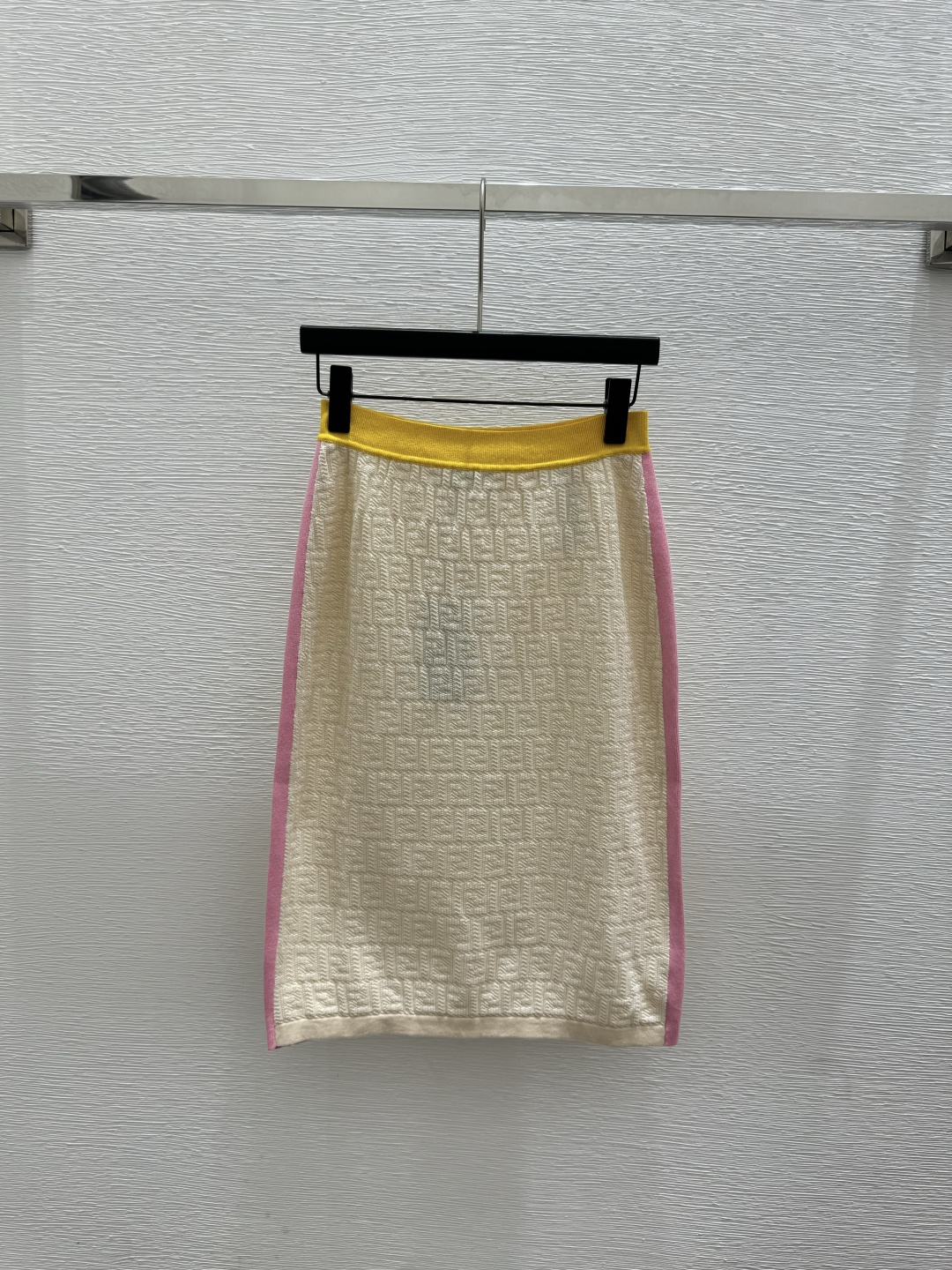 NO:761771,F family early spring new style simple knitted skirt with contrasting presbyopic letters, color apricot, size 36.38.40,,fendi,skirts,19860909F家 早春新款 撞色老花字母简约针织半裙 颜色杏色 尺码36.38.40,,fendi,skirts,,Women's clothing