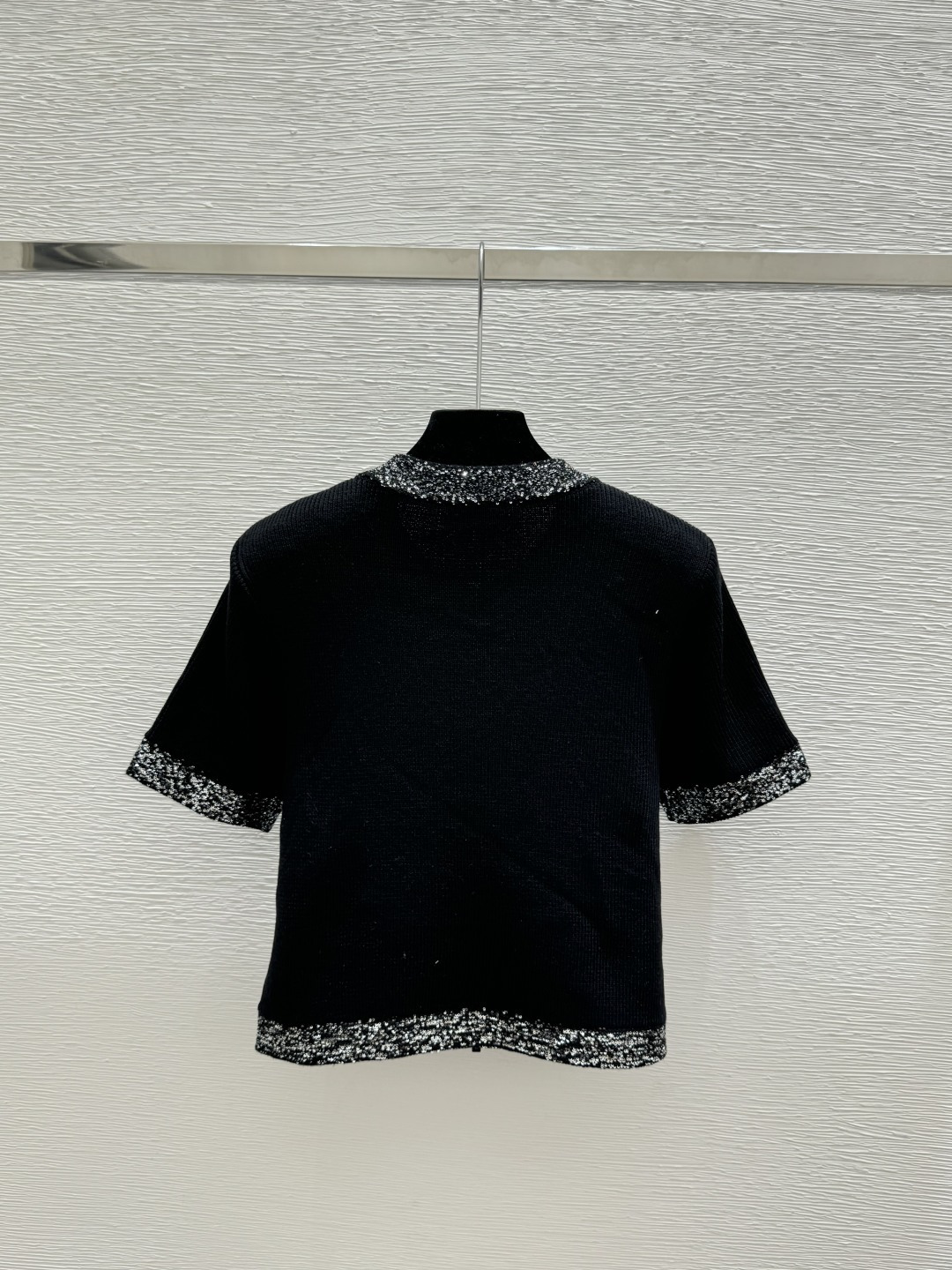 🆕M家🆕 早春新款 纯色简约珠片圆领针织短袖开衫颜色：黑色尺码：36.38.40