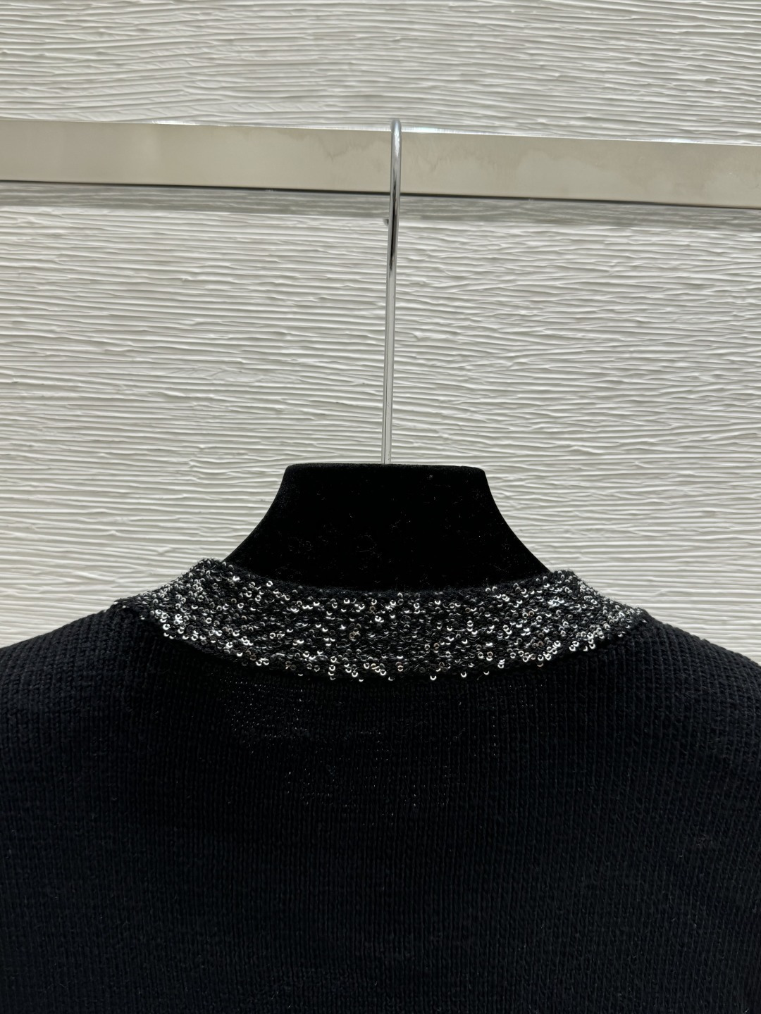 🆕M家🆕 早春新款 纯色简约珠片圆领针织短袖开衫颜色：黑色尺码：36.38.40