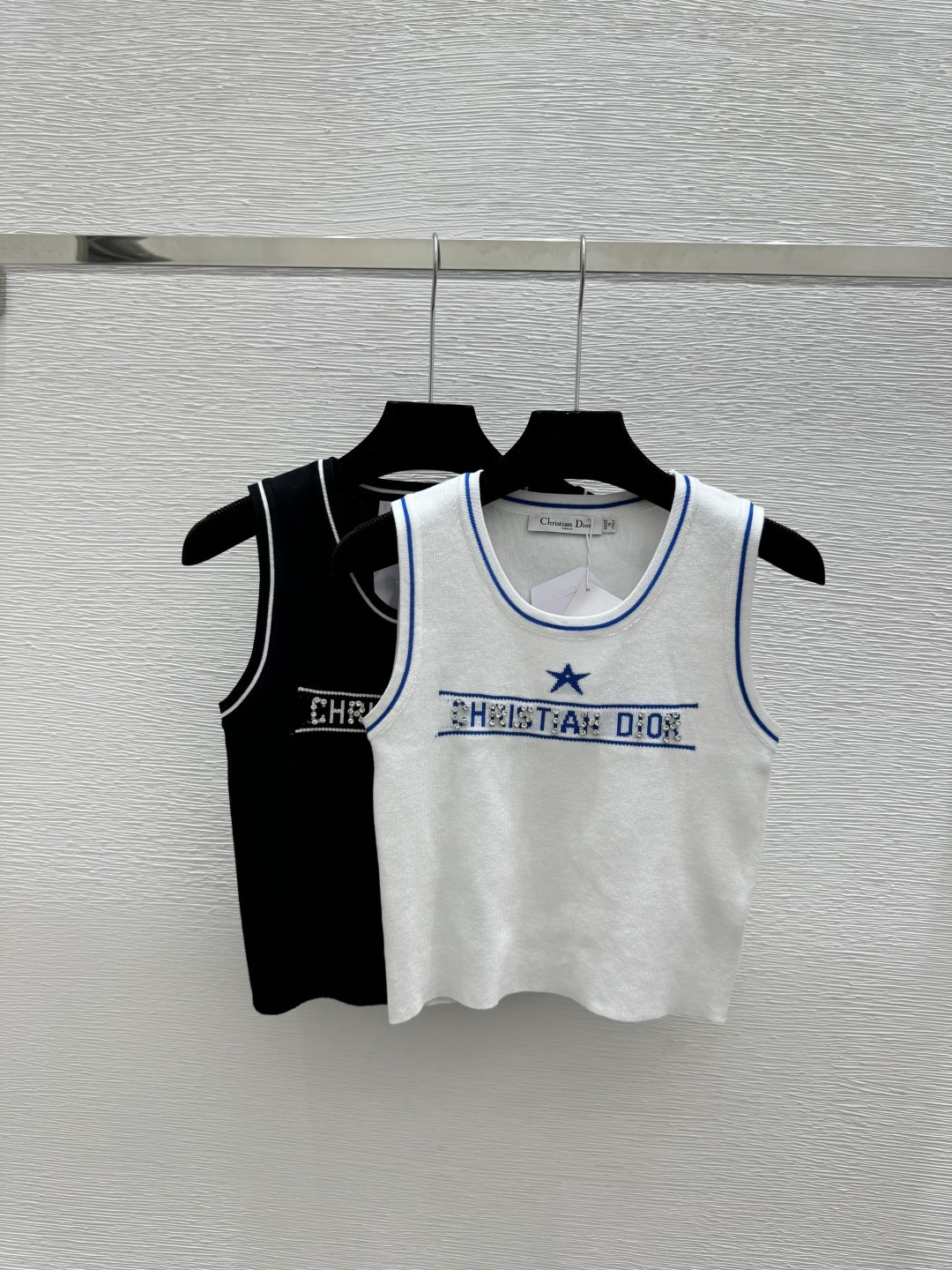 NO:761738,D's new early spring style contrasting five-pointed star letter beaded round neck knitted vest color white black size 36.38.40,, dior,19860909D家 早春新款 撞色五角星字母钉珠圆领针织背心 颜色白色 黑色 尺码36.38.40,,dior,,Women's clothing