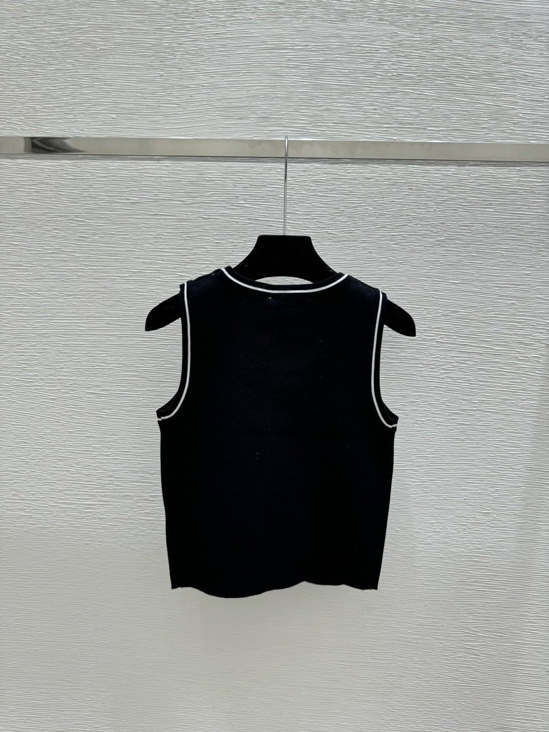 🆕D家🆕 早春新款 撞色五角星字母钉珠圆领针织背心颜色：白色 黑色尺码：36.38.40