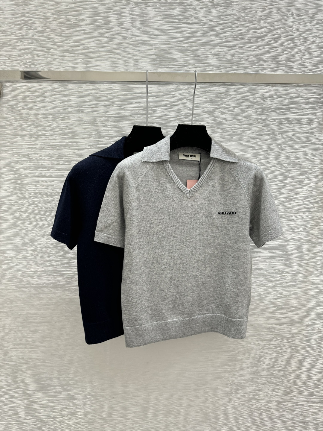 NO:761748,M's new style for early spring, solid color lapel V-neck knitted short-sleeves, color gray, royal blue, size 36.38.40,, T-shirt,19860909M家 早春新款 纯色翻V领针织短袖 颜色灰色 宝蓝 尺码36.38.40,,T-shirt,,Women's clothing