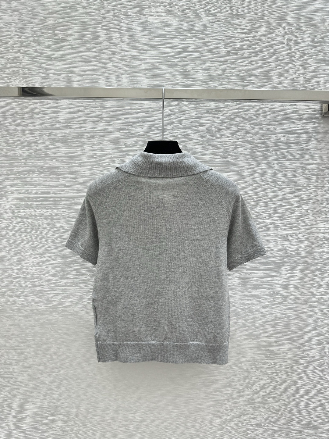 🆕M家🆕 早春新款 纯色翻V领针织短袖颜色：灰色 宝蓝尺码：36.38.40
