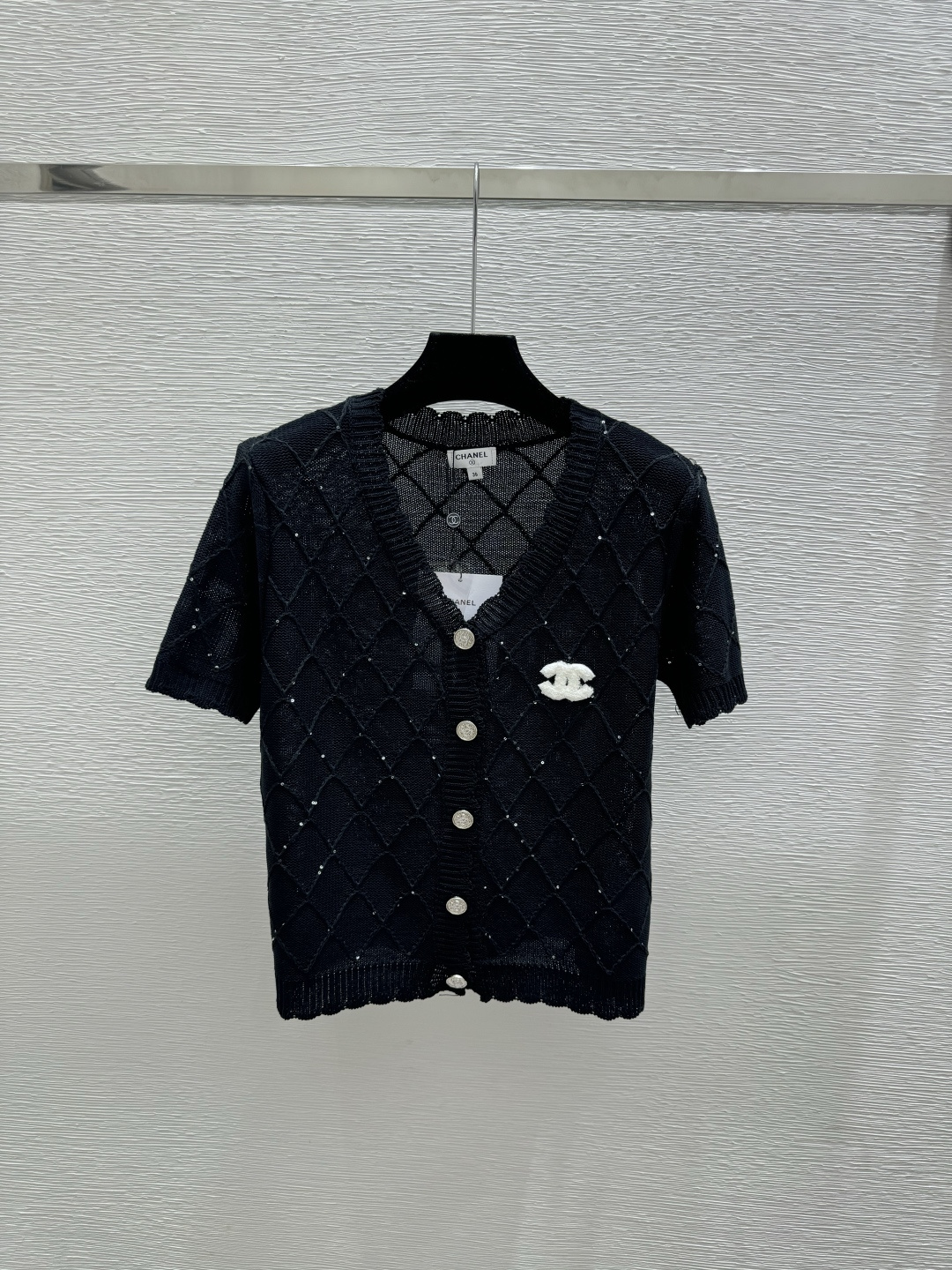 🆕CH家🆕 早春新款 纯色菱格珠片V领针织短袖开衫颜色：白色 黑色尺码：36.38.40