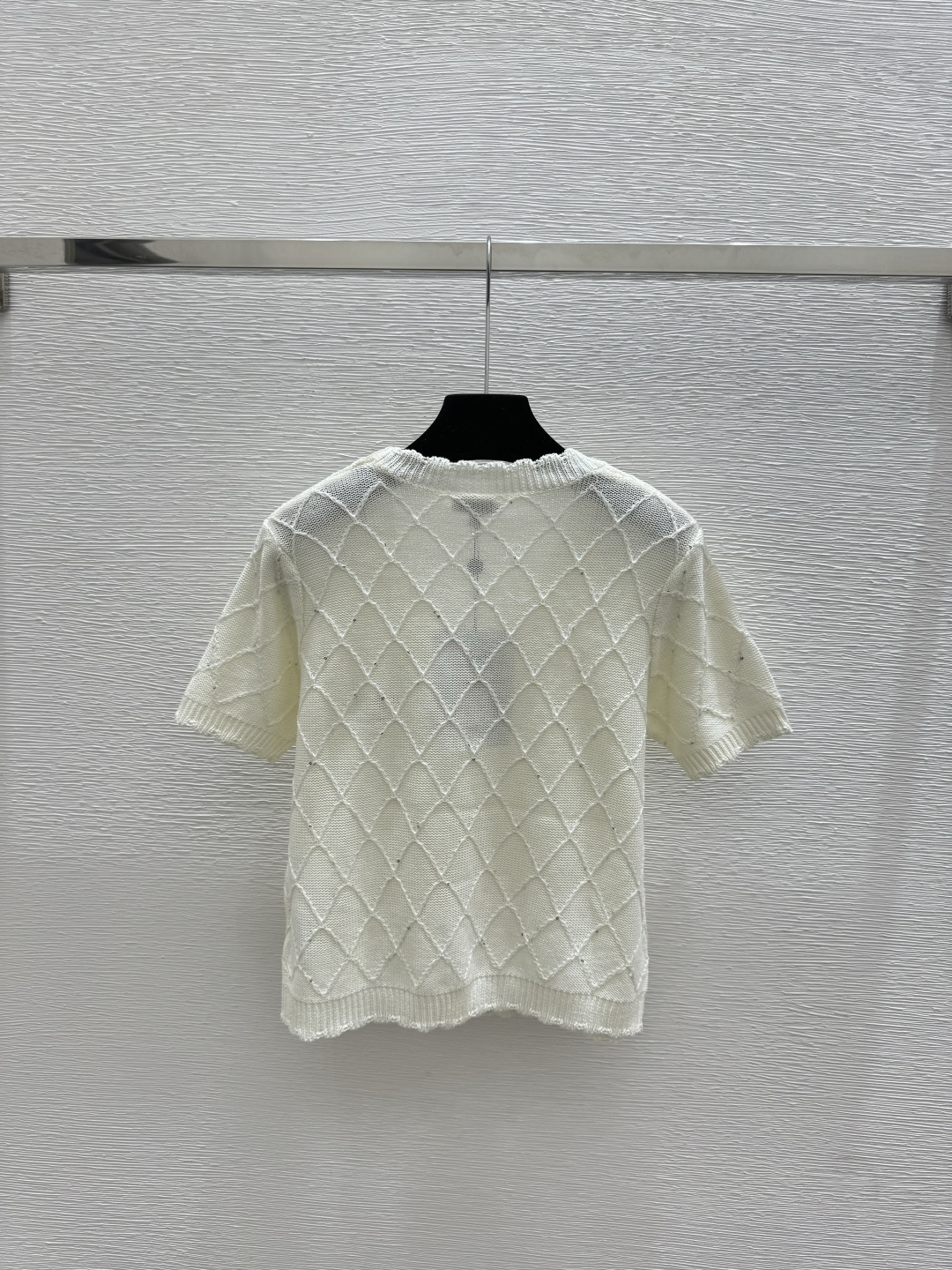 🆕CH家🆕 早春新款 纯色菱格珠片V领针织短袖开衫颜色：白色 黑色尺码：36.38.40