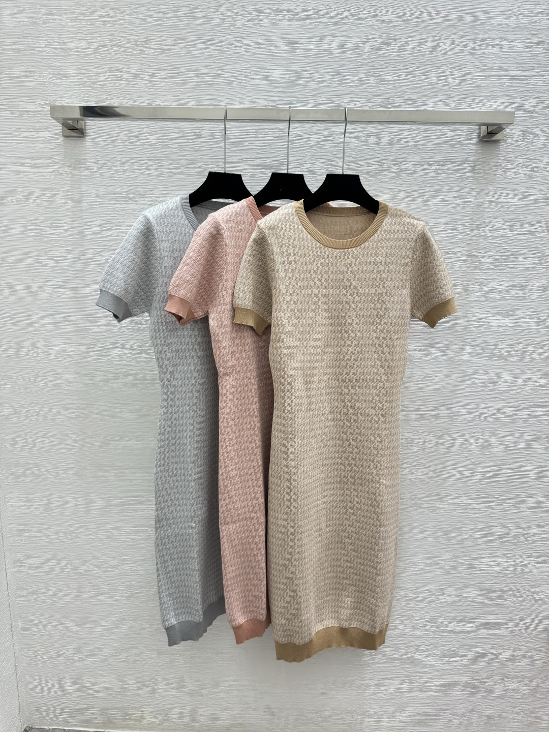NO:761881,F family early spring new style contrasting presbyopic letter round neck knitted short-sleeved skirt color khaki pink gray size 36.38.40, fendi, skirts, T-shirt,19860909F家 早春新款 撞色老花字母圆领针织短袖裙 颜色卡其 粉色 灰色 尺码36.38.40,,fendi,skirts,T-shirt,,Women's clothing