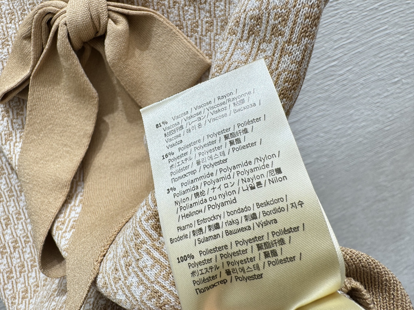 🆕F家🆕 早春新款 撞色老花字母V领针织背心颜色：卡其 粉色 灰色尺码：36.38.40