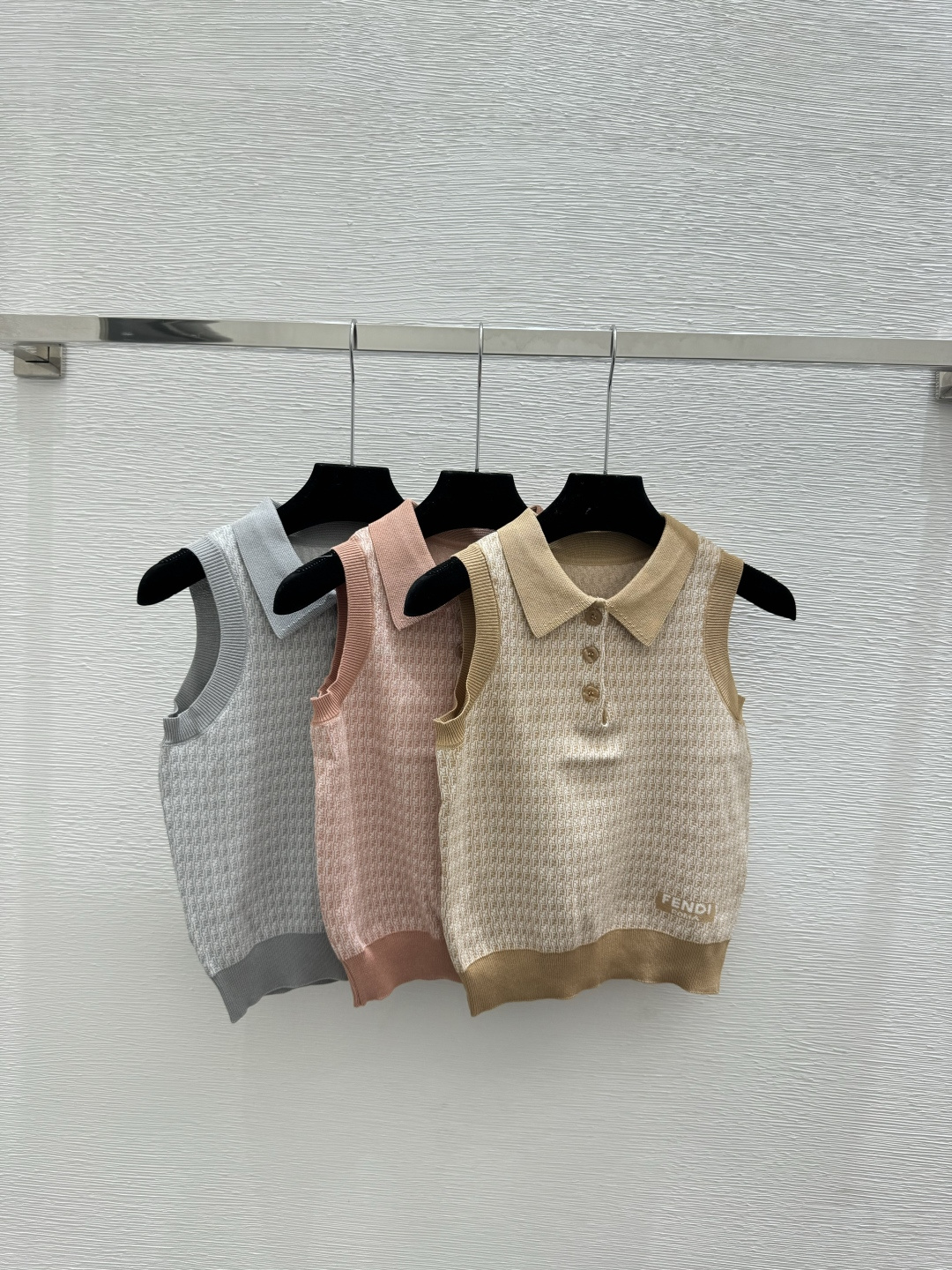 NO:761893,F family early spring new style contrasting presbyopic letter lapel knitted vest color khaki pink gray size 36.38.40,,fendi,19860909F家 早春新款 撞色老花字母翻领针织背心 颜色卡其 粉色 灰色 尺码36.38.40,,fendi,,Women's clothing