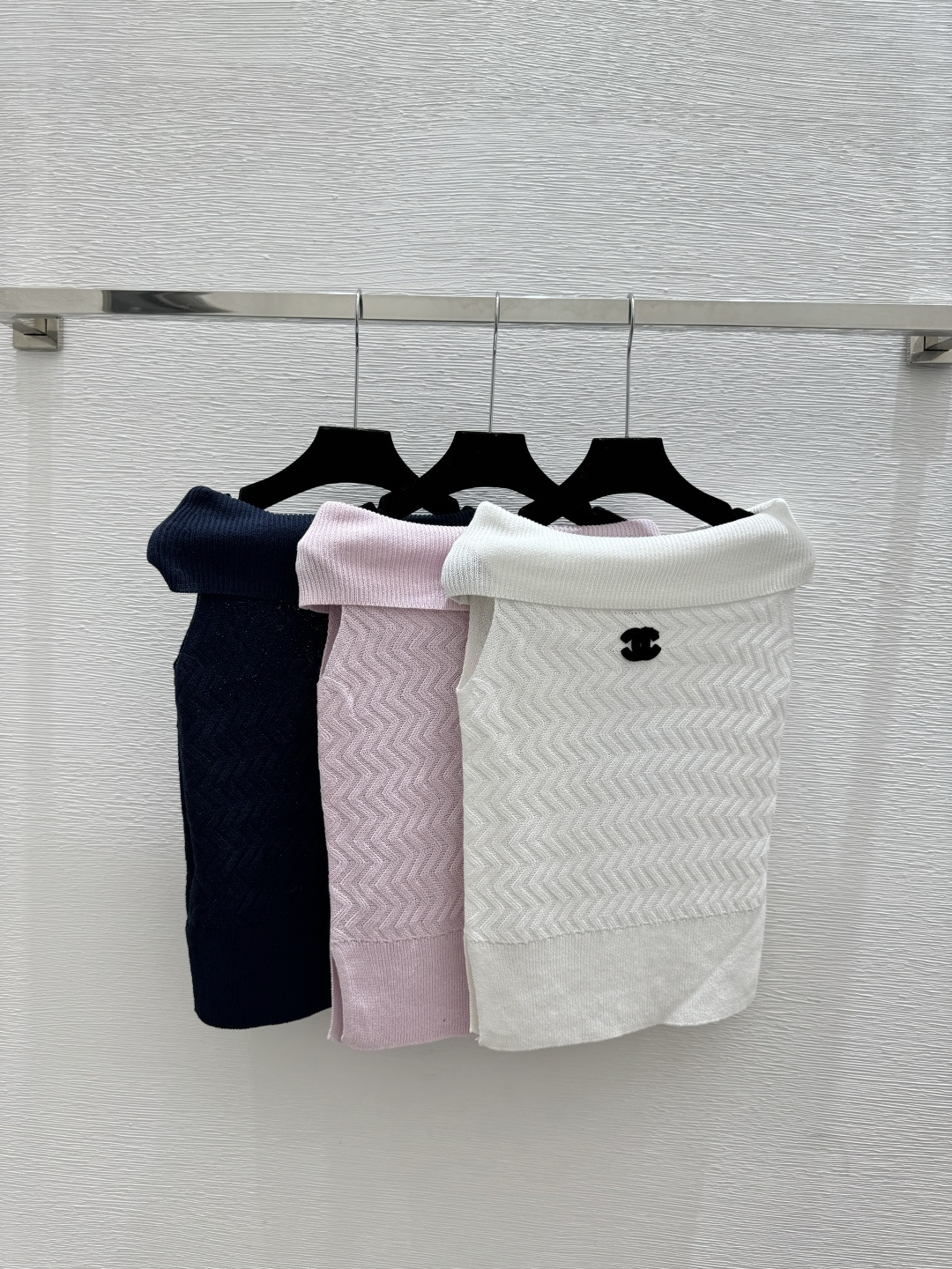 NO:761905,M family early spring new solid color simple knitted one-shoulder vest color white pink royal blue size 36.38.40,,19860909M家 早春新款 纯色简约针织一字肩背心 颜色白色 粉色 宝蓝 尺码36.38.40,,,Women's clothing
