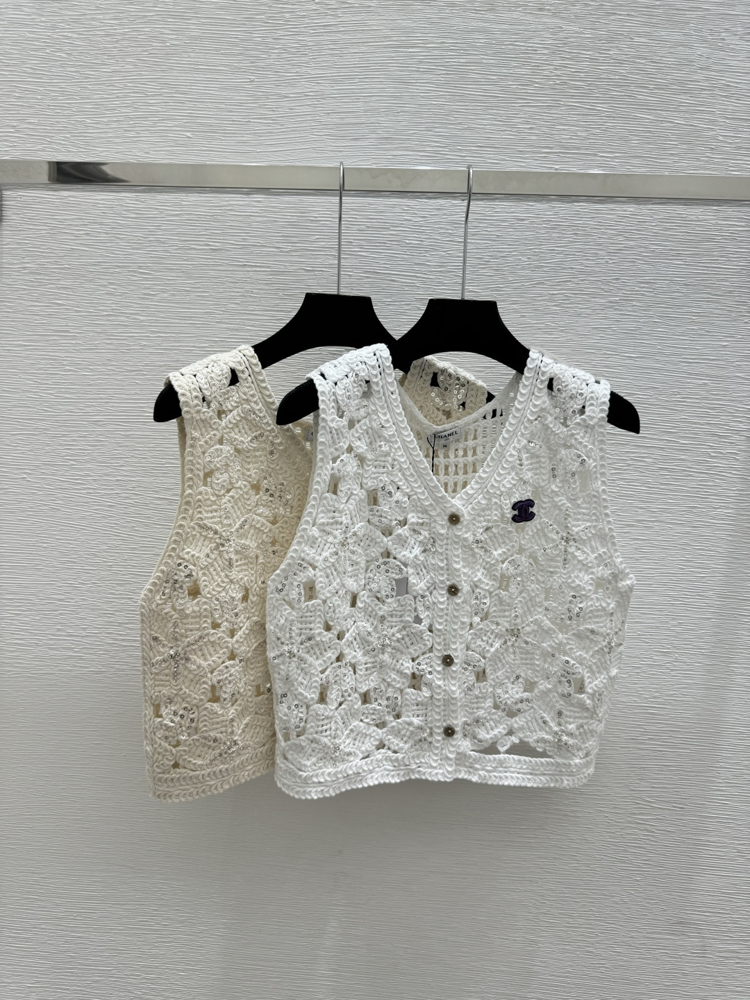 NO:761909,CH Home Early Spring New Solid Color Simple Hollow V-neck Knitted Vest Cardigan Color White Khaki Size 36.38.40,,19860909CH家 早春新款 纯色简约镂空V领针织背心开衫 颜色白色 卡其 尺码36.38.40,,,Women's clothing