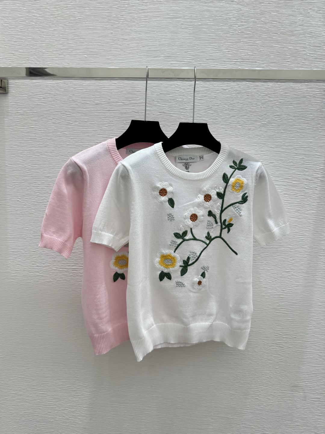 NO:761872,D Home Early Spring New Style Contrast Color Floral Round Neck Knitted Short Sleeves Color White Pink Size 36.38.40, dior, T-shirt,19860909D家 早春新款 撞色花卉圆领针织短袖 颜色白色 粉色 尺码36.38.40,,dior,T-shirt,,Women's clothing