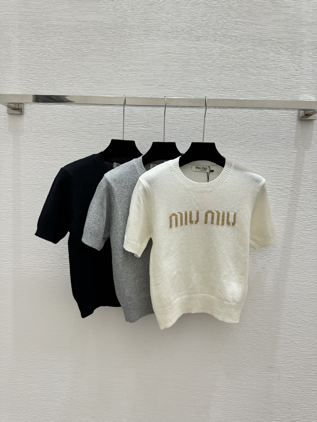 NO:761879,M family early spring new style contrasting letter round neck knitted short sleeves color white gray black size 36.38.40, T-shirt,19860909M家 早春新款 撞色字母圆领针织短袖 颜色白色 灰色 黑色 尺码36.38.40,,T-shirt,,Women's clothing