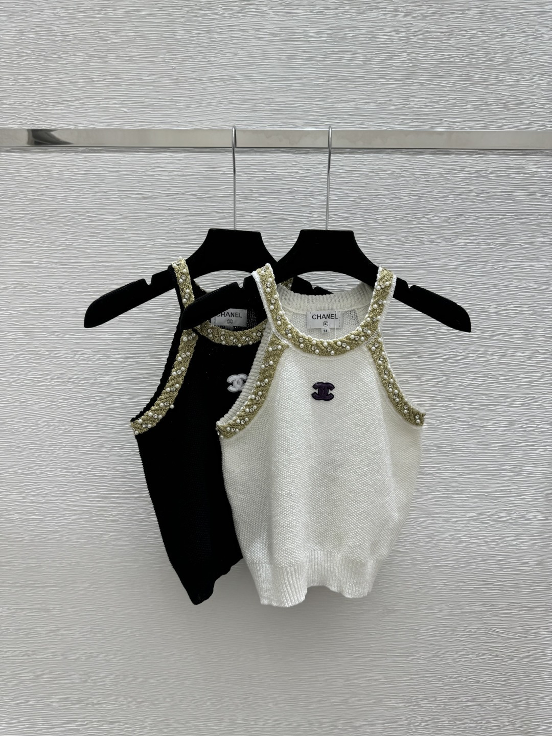 NO:762573,CH Home Early Spring New Style Contrast Color Heavy Beaded Knitted Vest Color White Black Size 36.38.40,,19860909CH家 早春新款 撞色重工钉珠针织背心 颜色白色 黑色 尺码36.38.40,,,Women's clothing