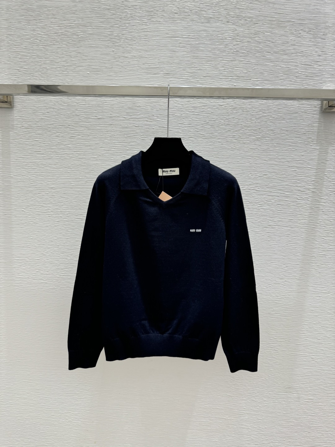🆕M家🆕 早春新款 纯色翻领简约针织长袖颜色：白色 灰色 黑色尺码：36.38.40