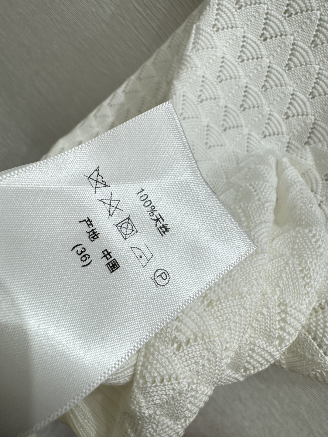 🆕M家🆕 早春新款 纯色镂空翻领针织短袖颜色：白色 红色 绿色 黑色尺码：36.38.40