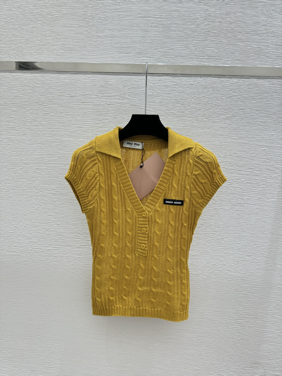 🆕M家🆕 早春新款 纯色简约翻V领针织短袖颜色：白色 黄色尺码：36.38.40