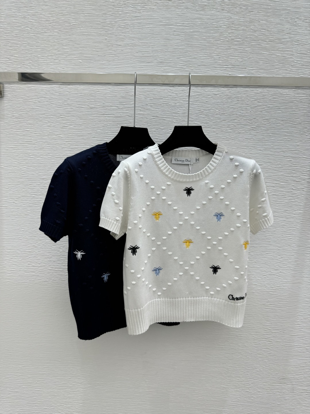 🆕D家🆕 早春新款 撞色小蜜蜂两个圆领针织短袖颜色：白色 宝蓝尺码：36.38.40