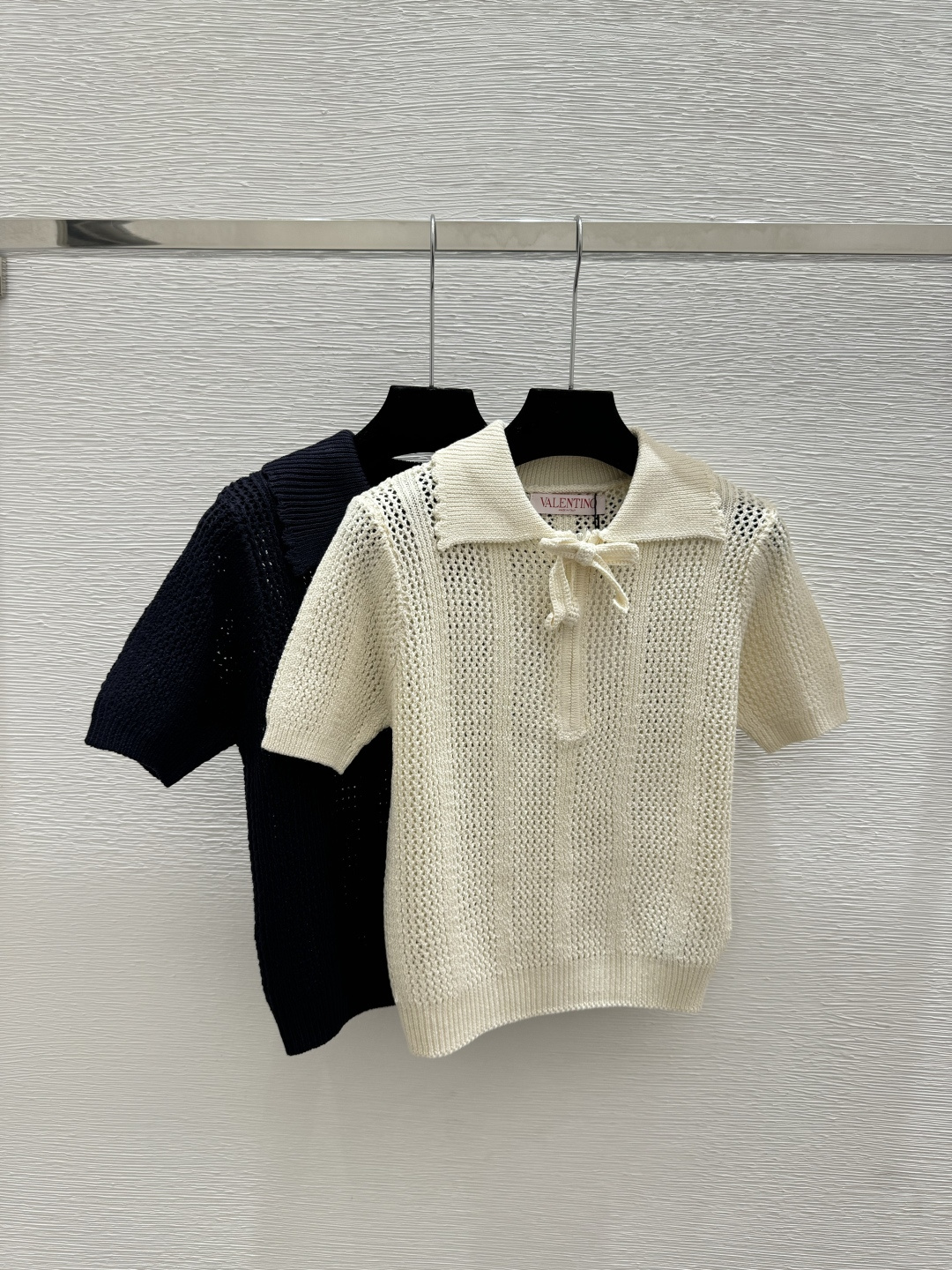 🆕VA家🆕 早春新款 纯色简约翻领镂空针织短袖颜色：杏色 宝蓝尺码：36.38.40