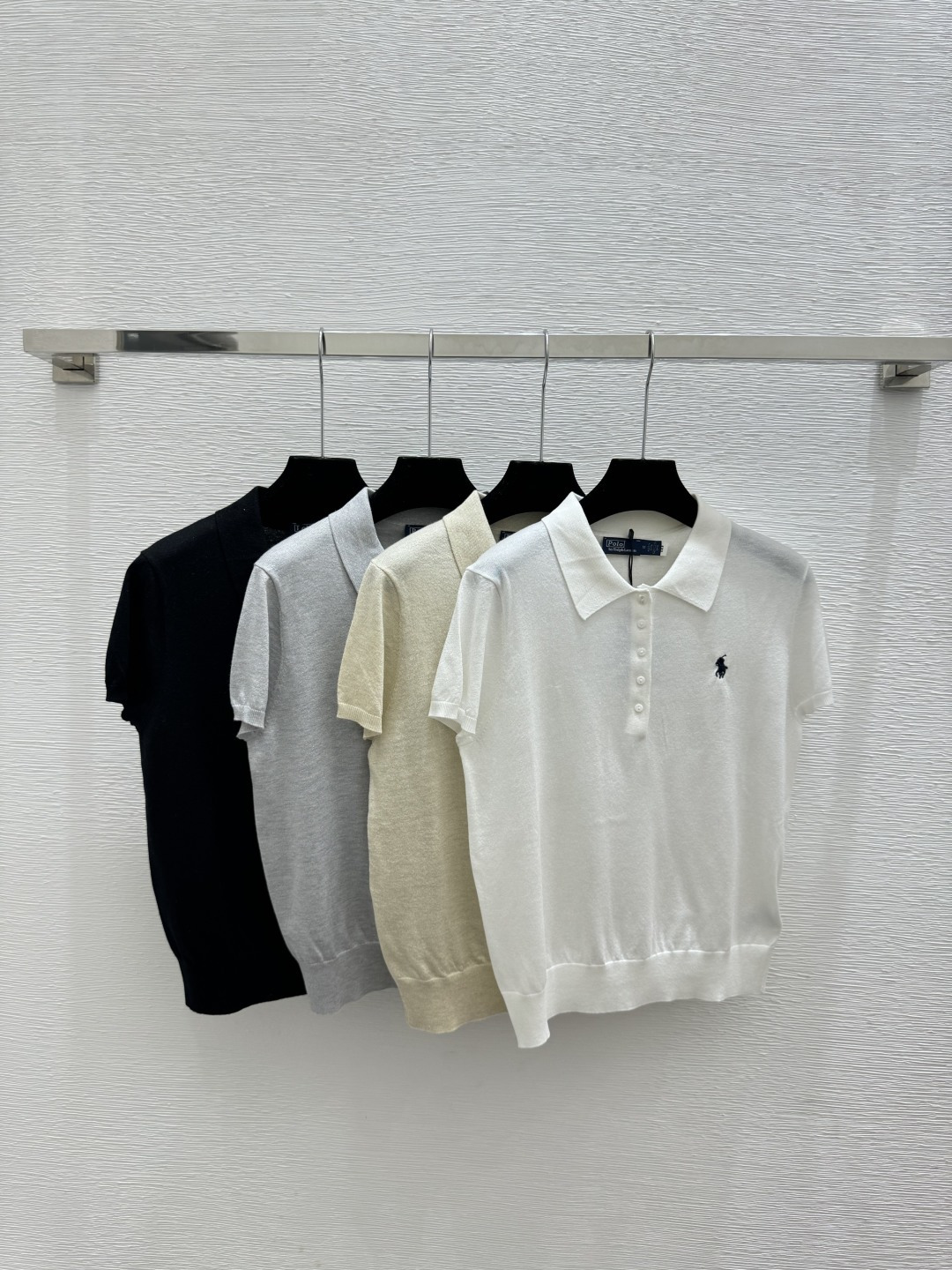🆕PO家🆕 早春新款 纯色简约翻领针织短袖颜色：白色 杏色 灰色 黑色尺码：36.38.40