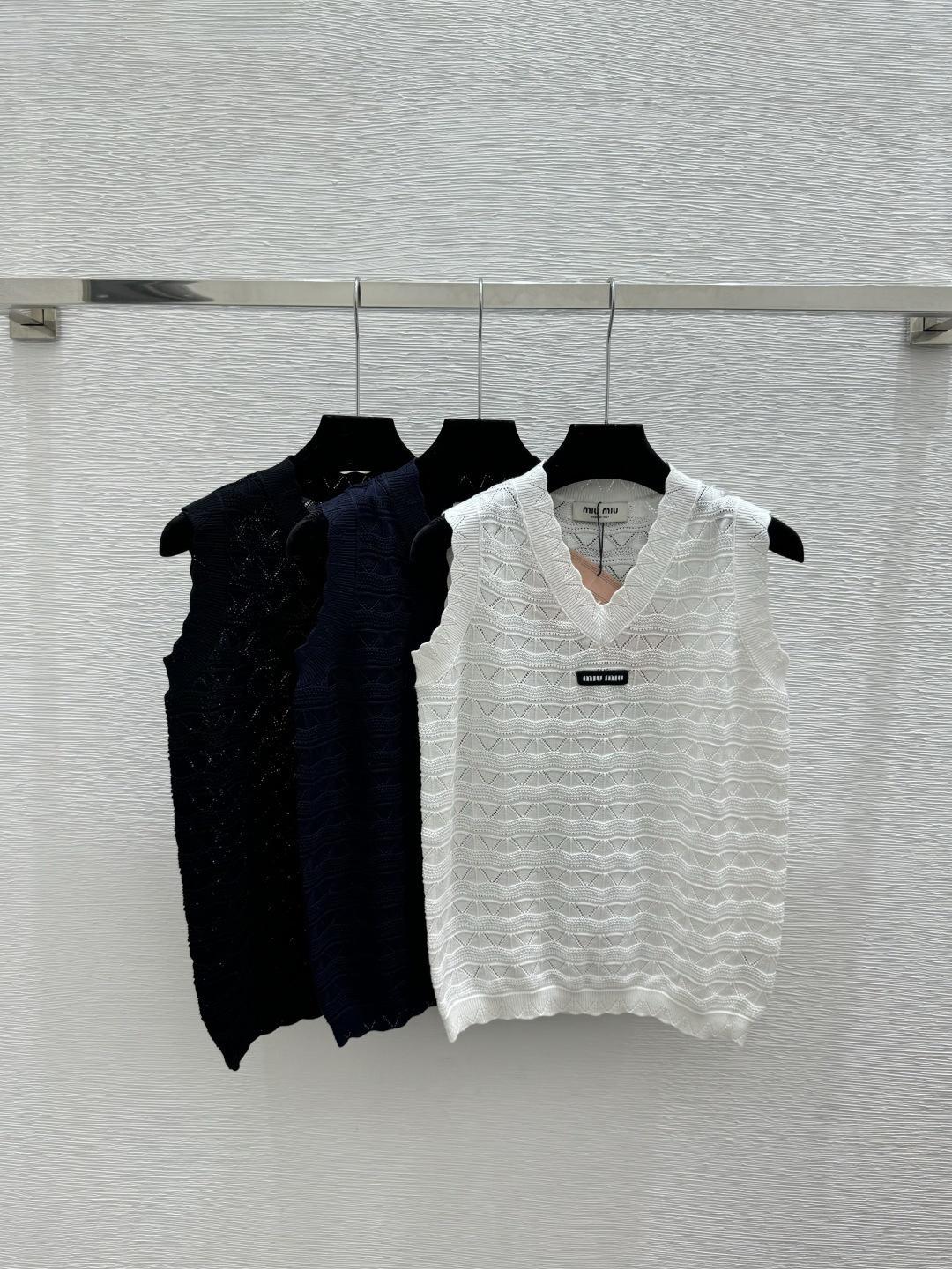 🆕M家🆕 早春新款 纯色简约镂空V领针织背心颜色：白色 宝蓝 黑色尺码：36.38.40