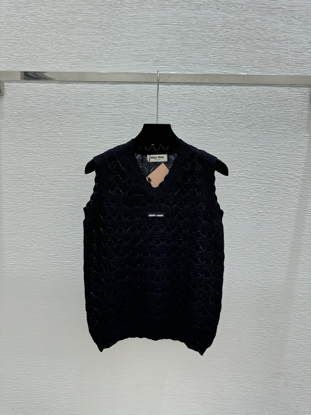 🆕M家🆕 早春新款 纯色简约镂空V领针织背心颜色：白色 宝蓝 黑色尺码：36.38.40