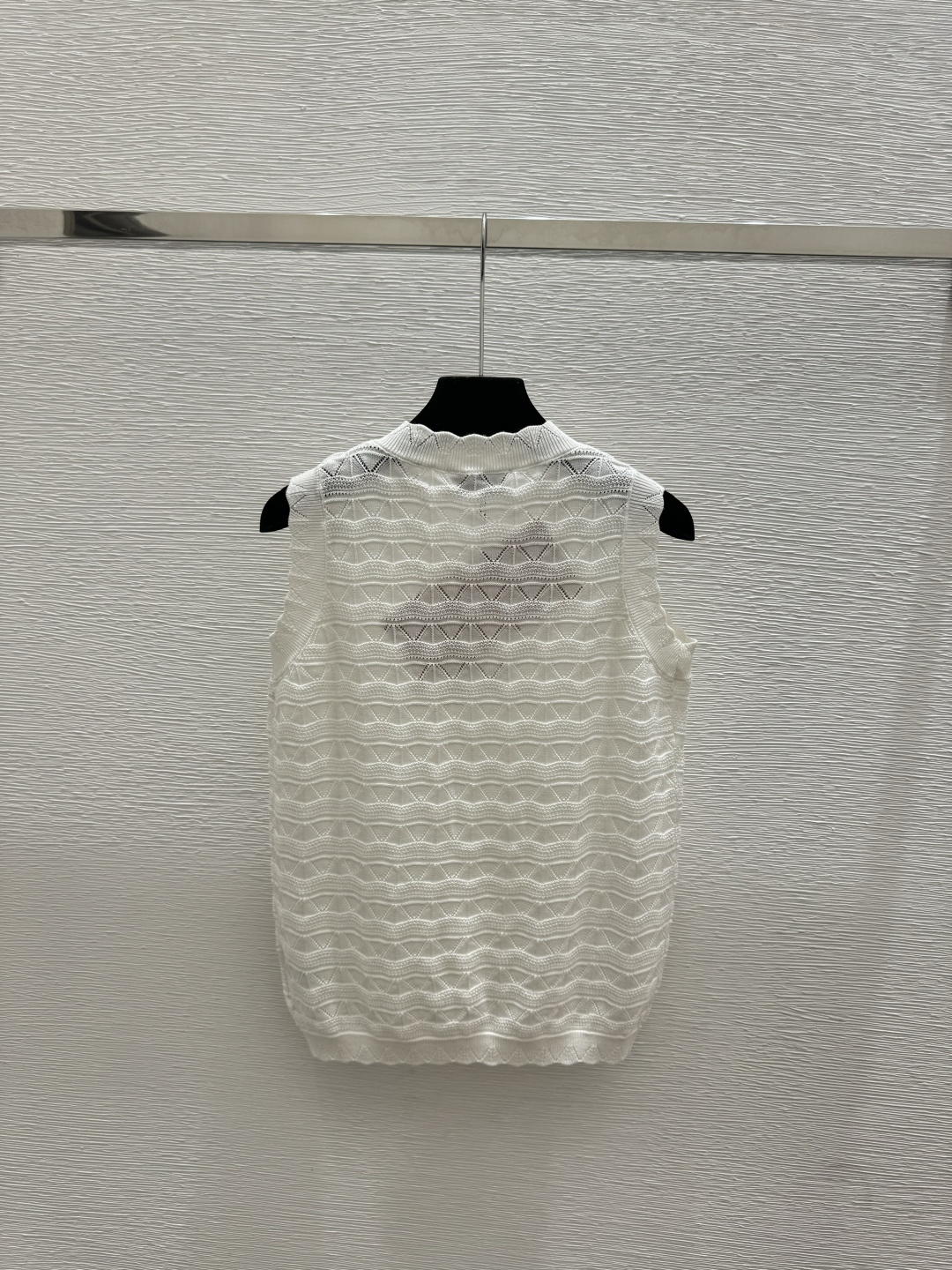 🆕M家🆕 早春新款 纯色简约镂空V领针织背心颜色：白色 宝蓝 黑色尺码：36.38.40