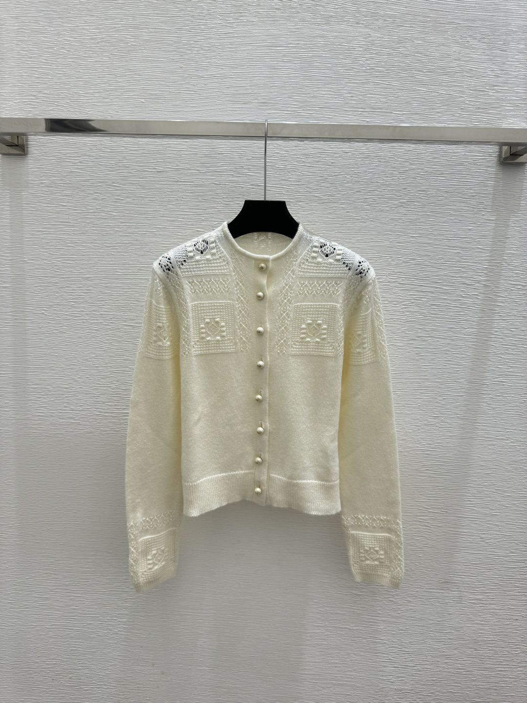🆕D家🆕 早春新款 纯色菱格镂空圆领针织长袖开衫颜色：白色尺码：36.38.40