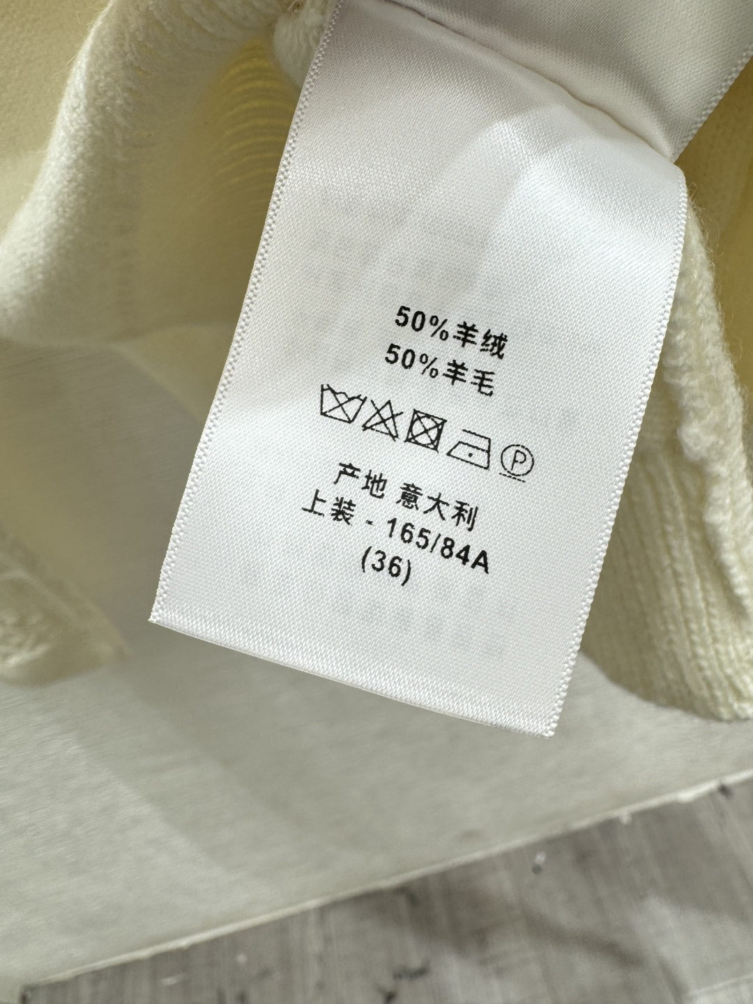 🆕D家🆕 早春新款 纯色菱格镂空圆领针织长袖开衫颜色：白色尺码：36.38.40