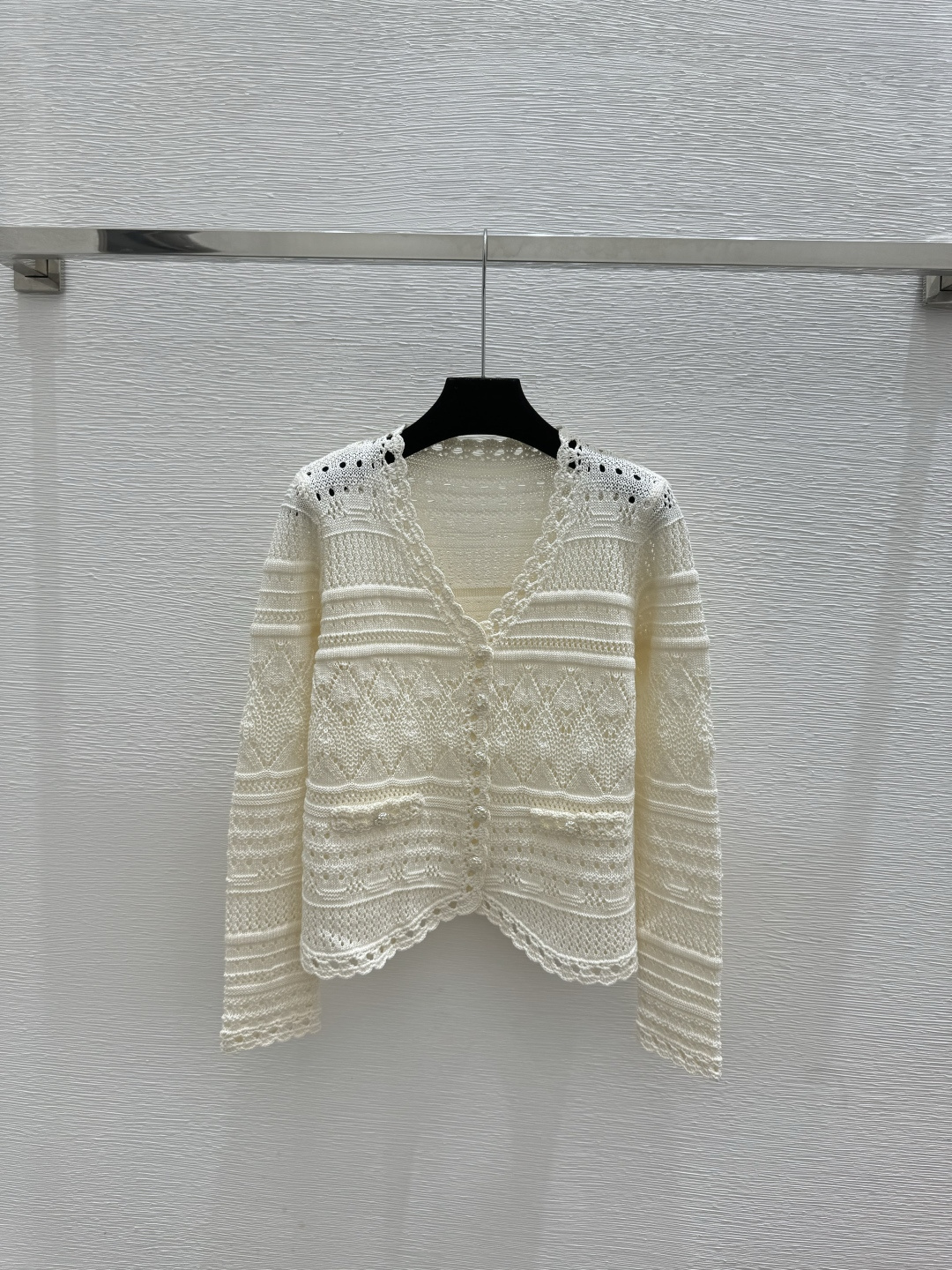 🆕CH家🆕 早春新款 纯色镂空简约V领针织长袖开衫颜色：杏色尺码：36.38.40