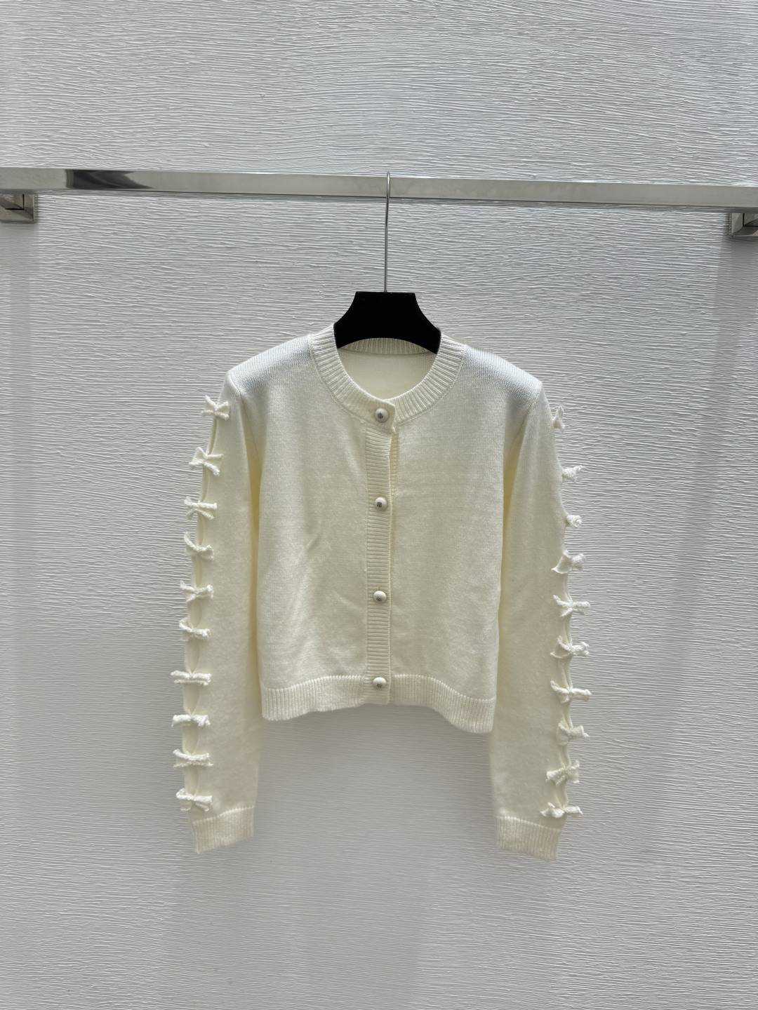 🆕CH家🆕 早春新款 纯色立体蝴蝶结圆领针织长袖开衫颜色：白色尺码：36.38.40