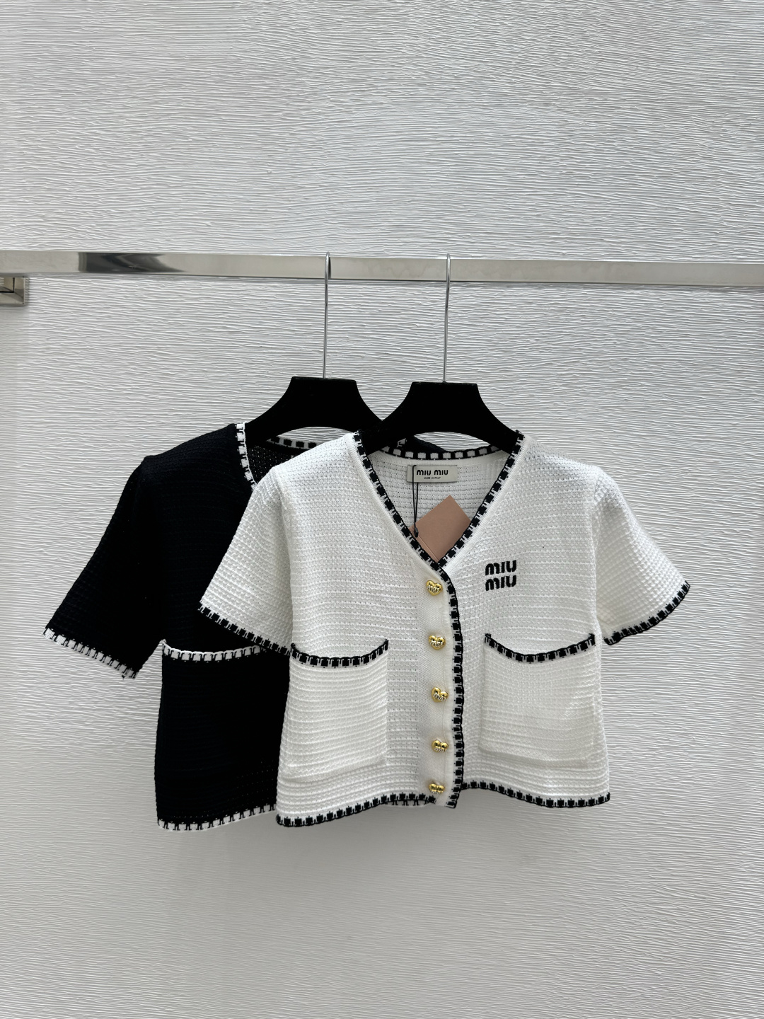 🆕M家🆕 早春新款 撞色V领针织短袖开衫颜色：白色 黑色尺码：36.38.40