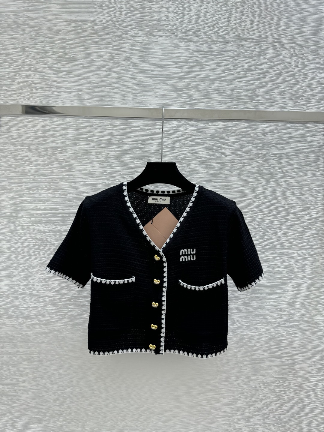 🆕M家🆕 早春新款 撞色V领针织短袖开衫颜色：白色 黑色尺码：36.38.40