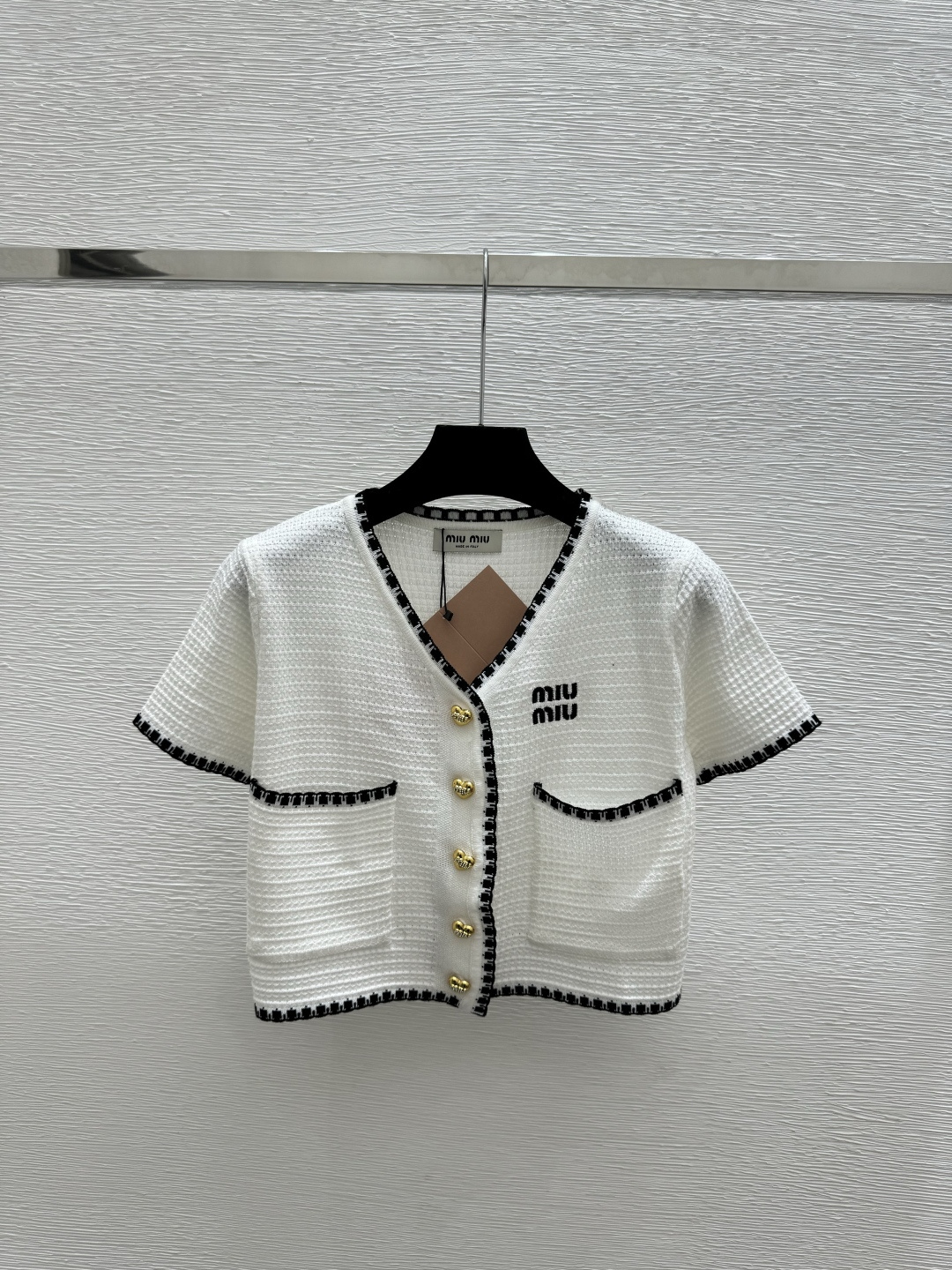 🆕M家🆕 早春新款 撞色V领针织短袖开衫颜色：白色 黑色尺码：36.38.40