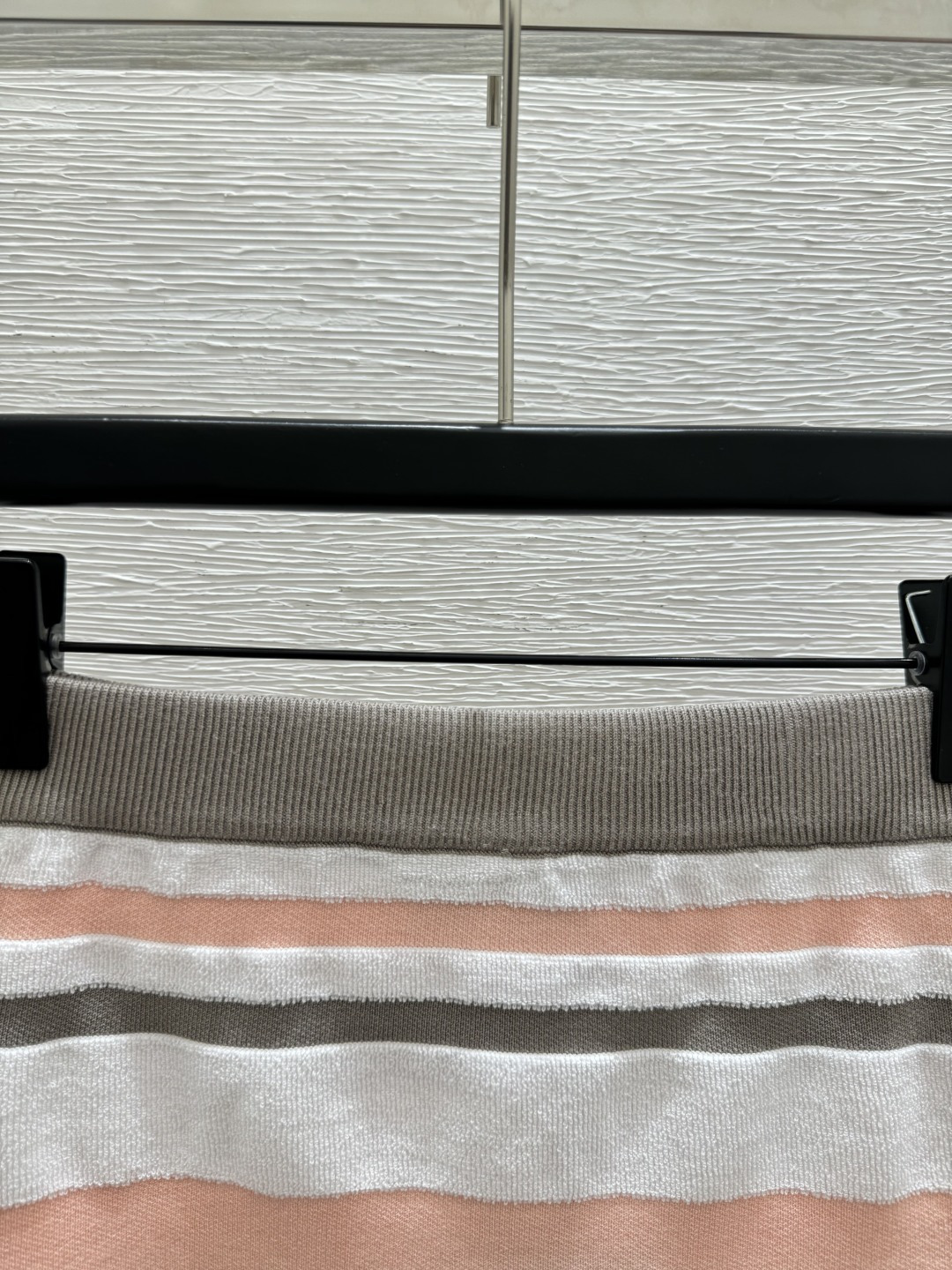 🆕F家🆕 早春新款 撞色条纹针织半裙颜色：粉色尺码：36.38.40