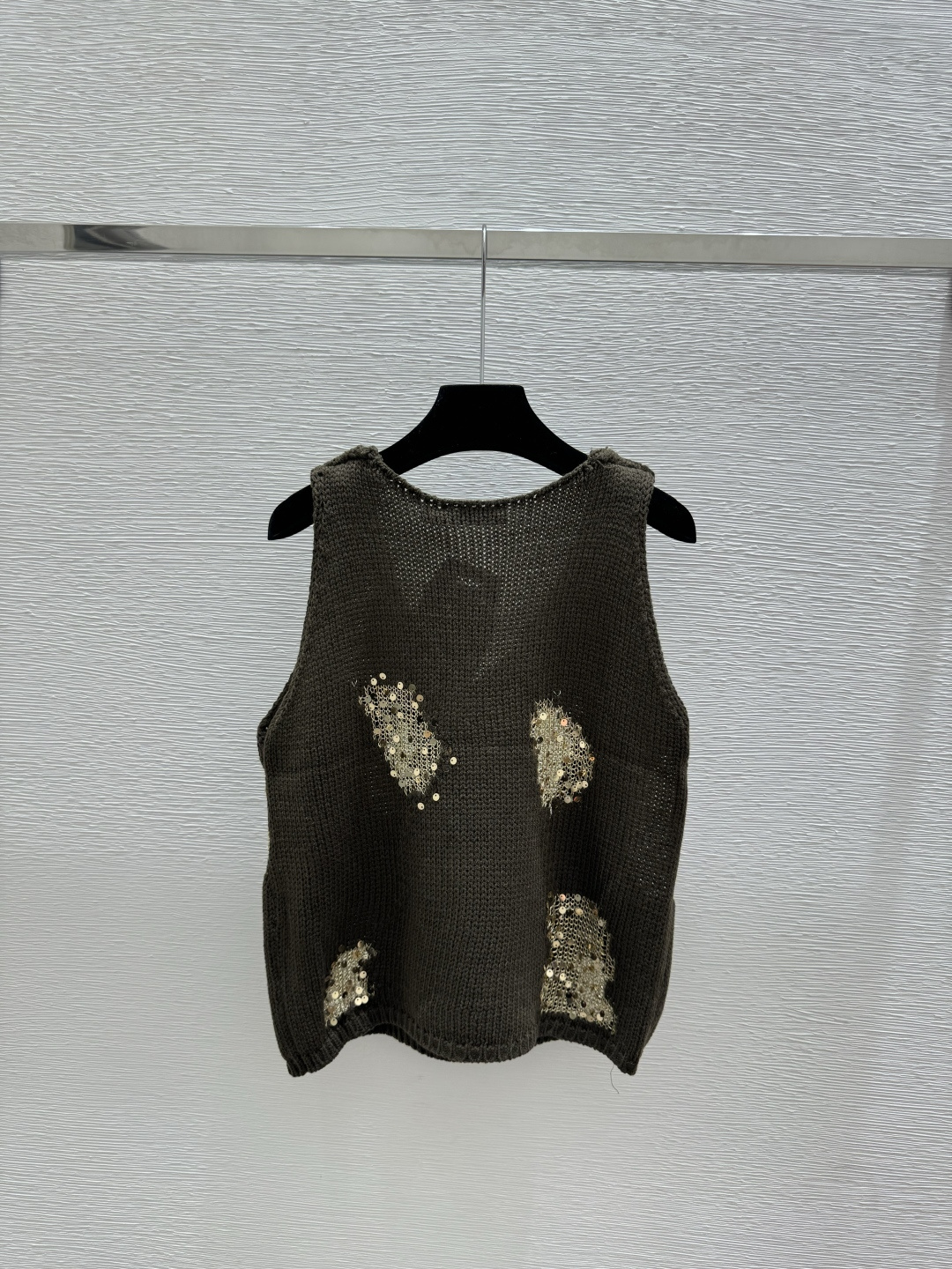🆕D家🆕 早春新款 撞色珠片镂空V领针织背心颜色：白色 黑色尺码：36.38.40