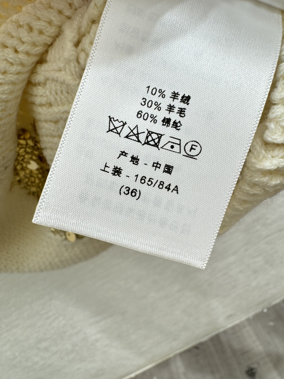 🆕D家🆕 早春新款 撞色珠片镂空V领针织背心颜色：白色 黑色尺码：36.38.40