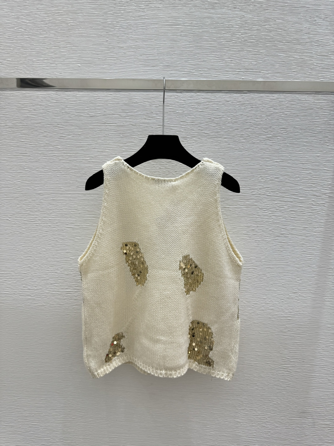 🆕D家🆕 早春新款 撞色珠片镂空V领针织背心颜色：白色 黑色尺码：36.38.40