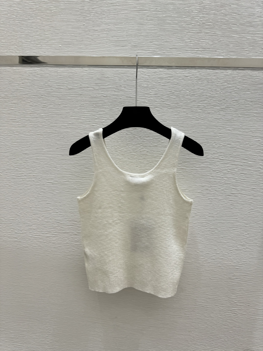 🆕CH家🆕 早春新款 纯色钉珠圆领针织背心颜色：白色 黑色尺码：36.38.40