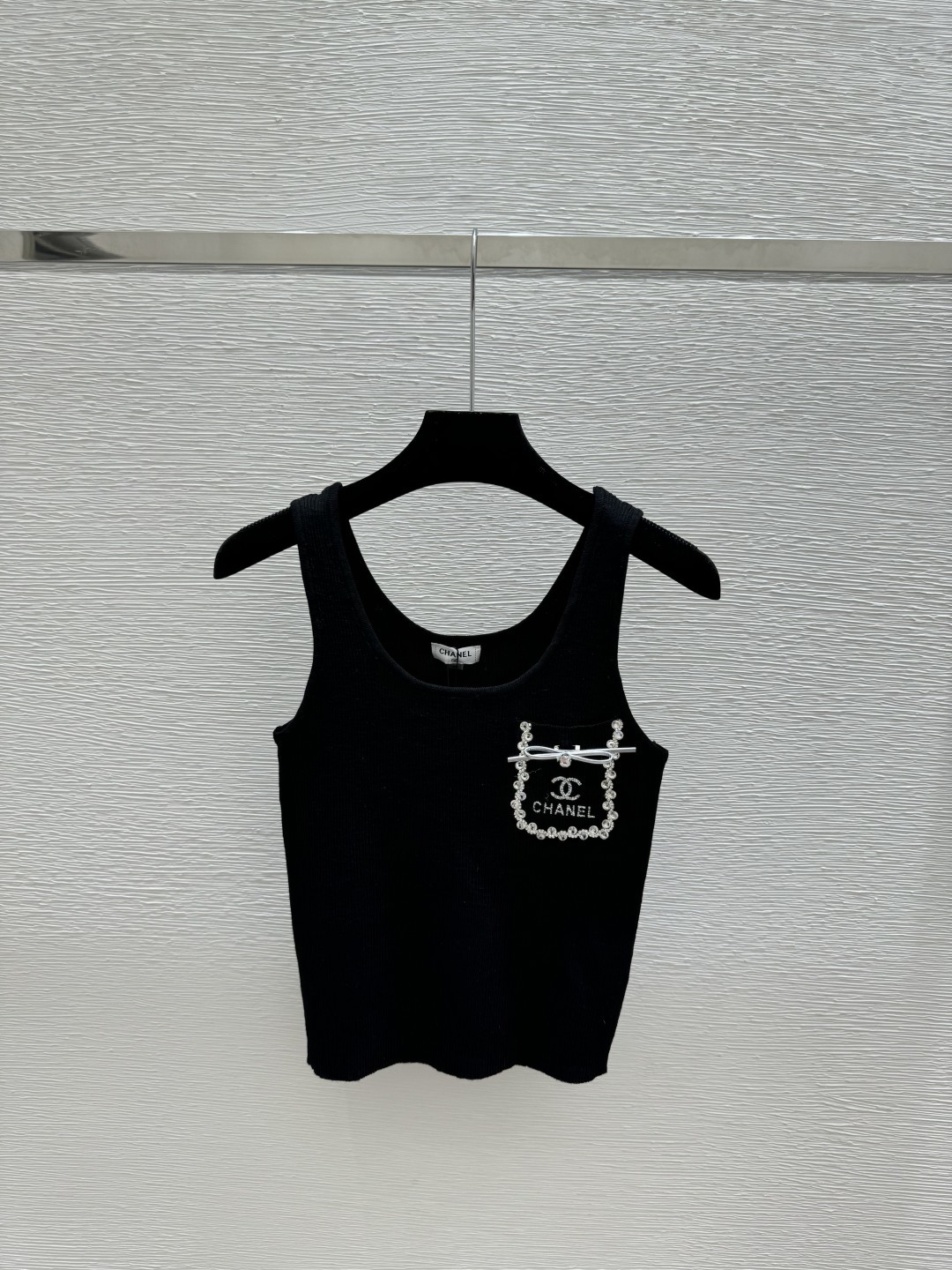🆕CH家🆕 早春新款 纯色钉珠圆领针织背心颜色：白色 黑色尺码：36.38.40