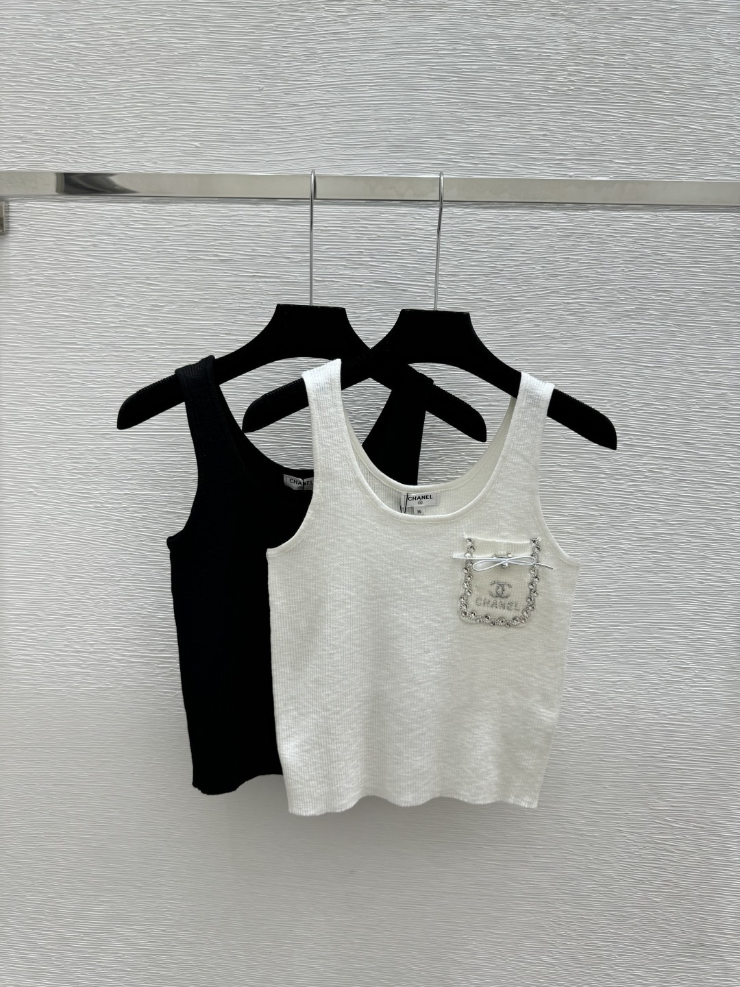 🆕CH家🆕 早春新款 纯色钉珠圆领针织背心颜色：白色 黑色尺码：36.38.40