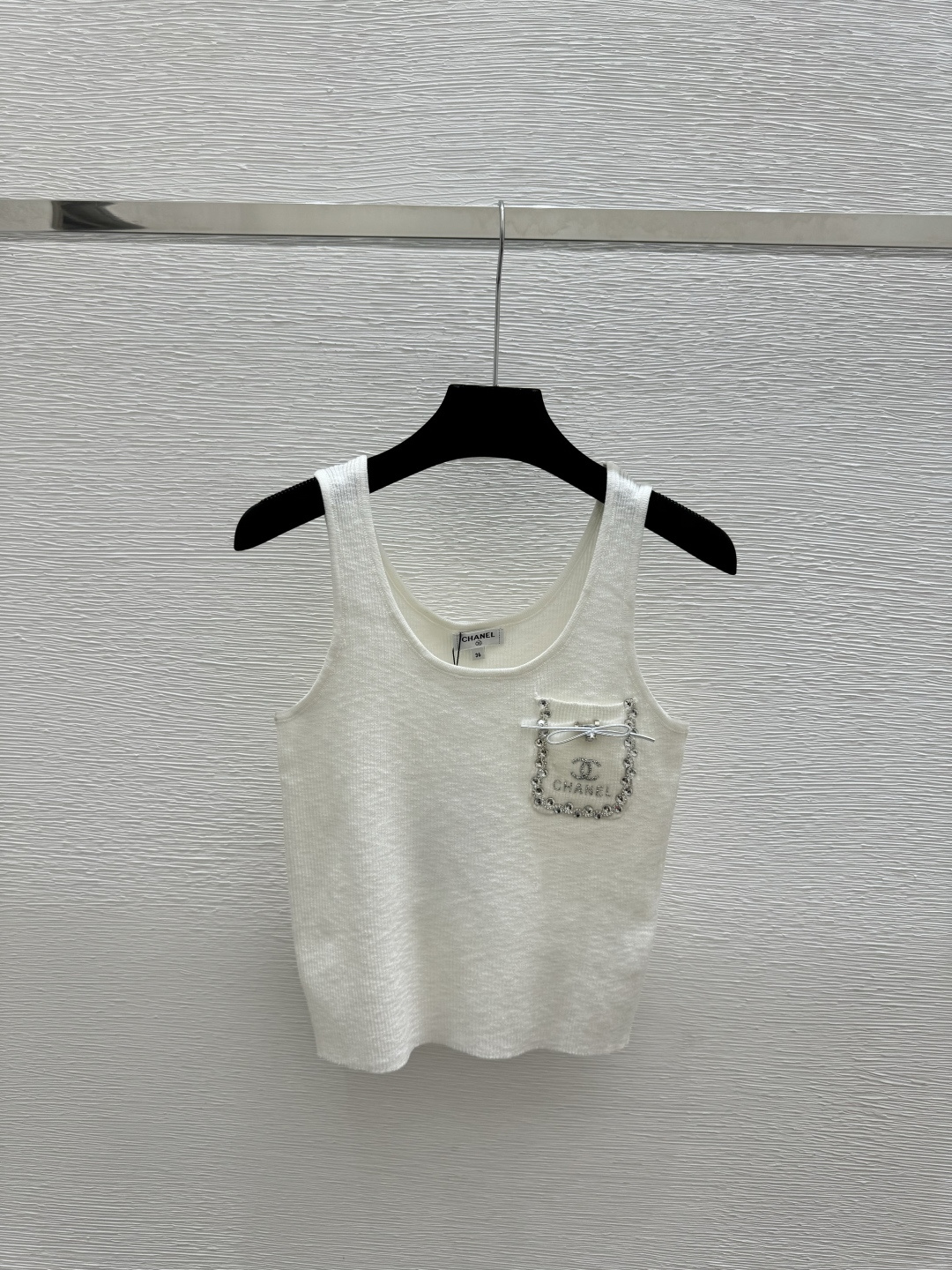 🆕CH家🆕 早春新款 纯色钉珠圆领针织背心颜色：白色 黑色尺码：36.38.40